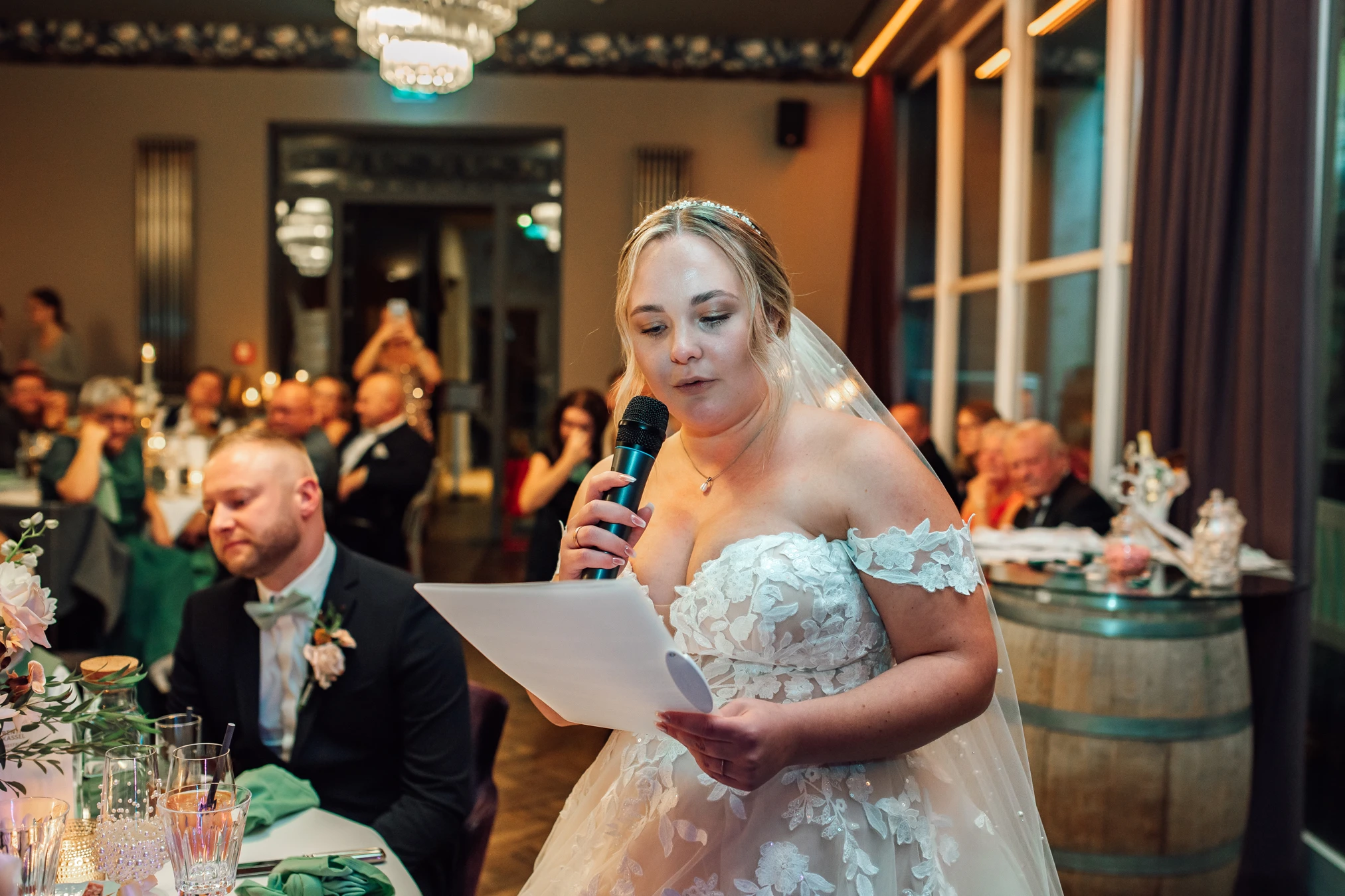Brautpaar beim Hochzeitsessen — inniger Moment, Renthof Kassel