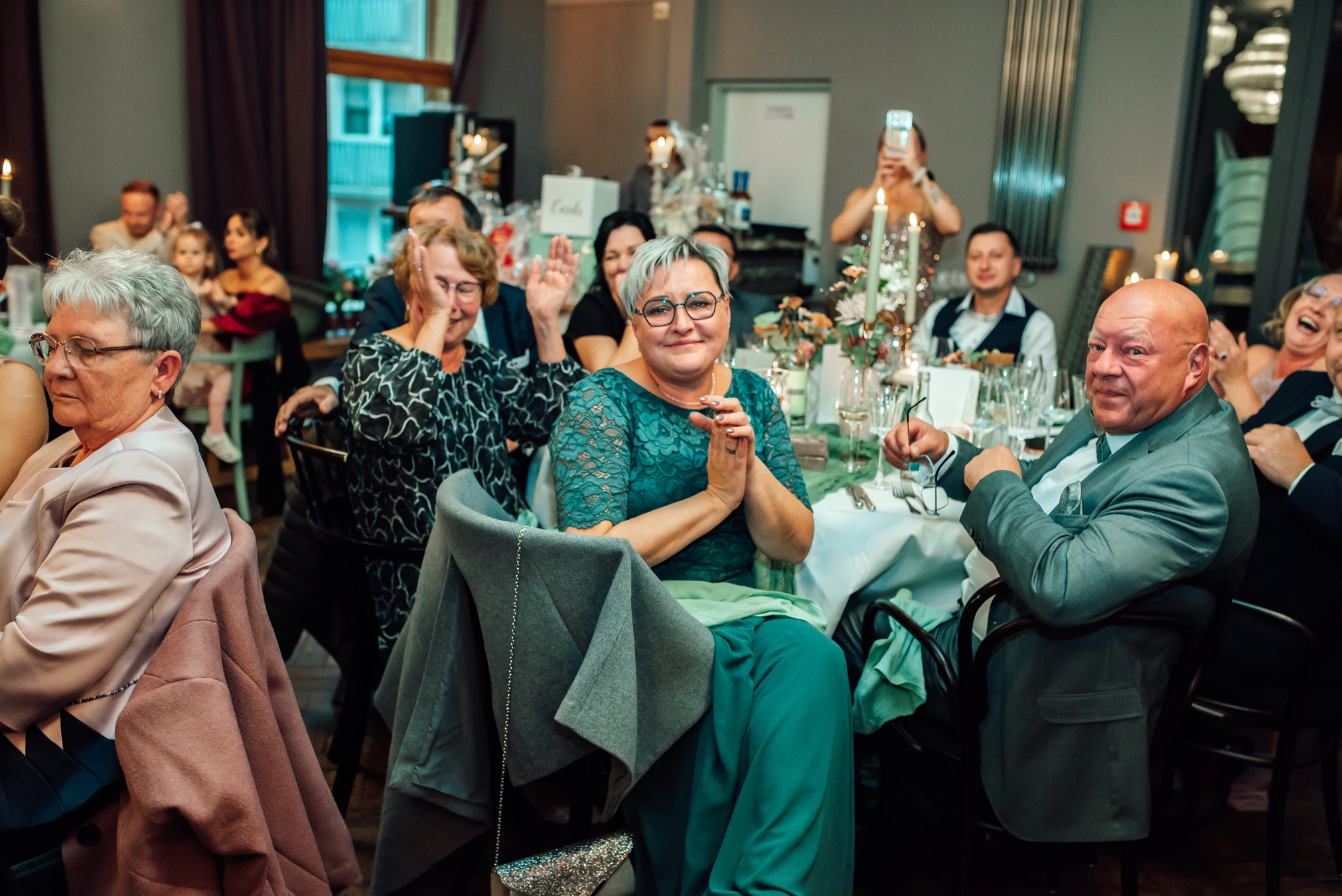 Hochzeitsgäste feiern — festliches Abendessen im Renthof Kassel