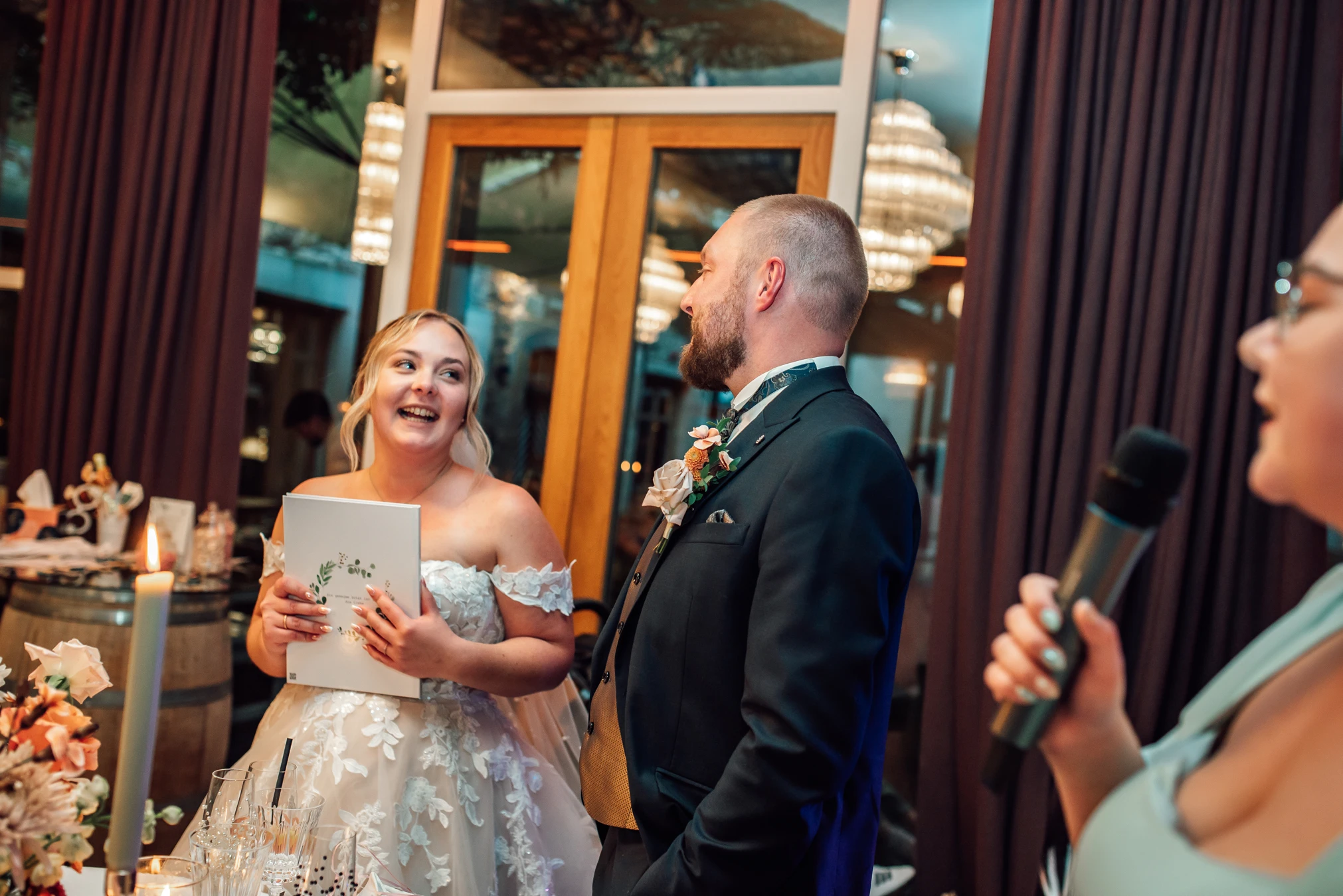 Lachen beim Hochzeitsessen — ungezwungene Stimmung, Hochzeit Kassel