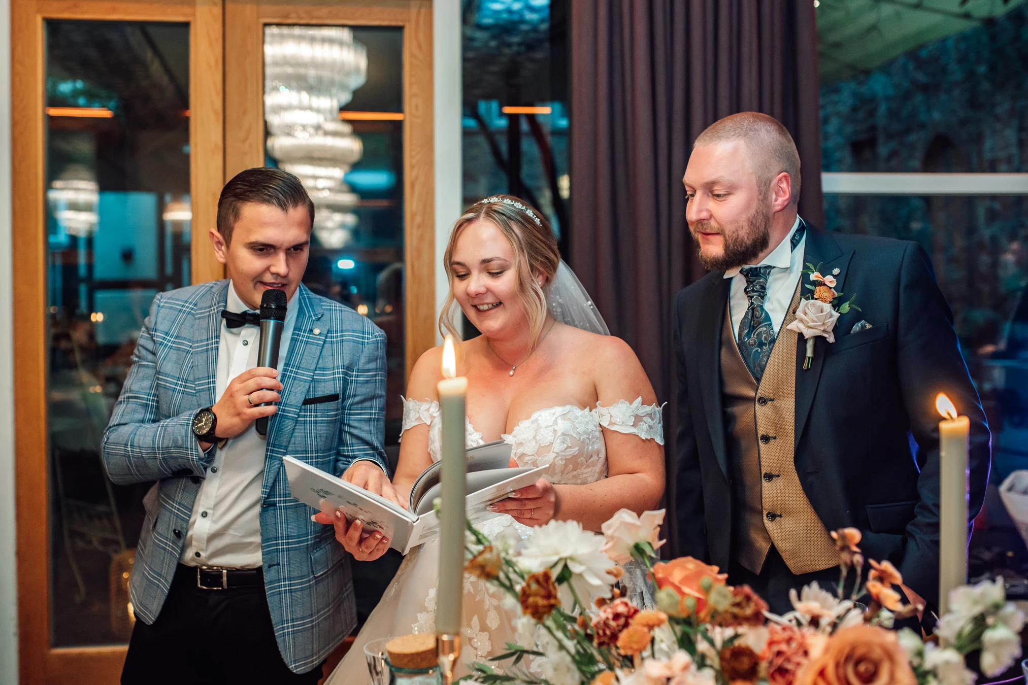 Feierliche Stimmung beim Hochzeitsessen im Renthof — Kerzen und Gewölbe