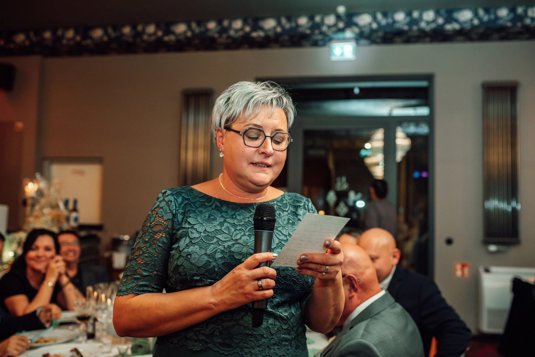 Hochzeitsessen im Gewölbe — stimmungsvolle Aufnahme, Hochzeitsreportage Kassel