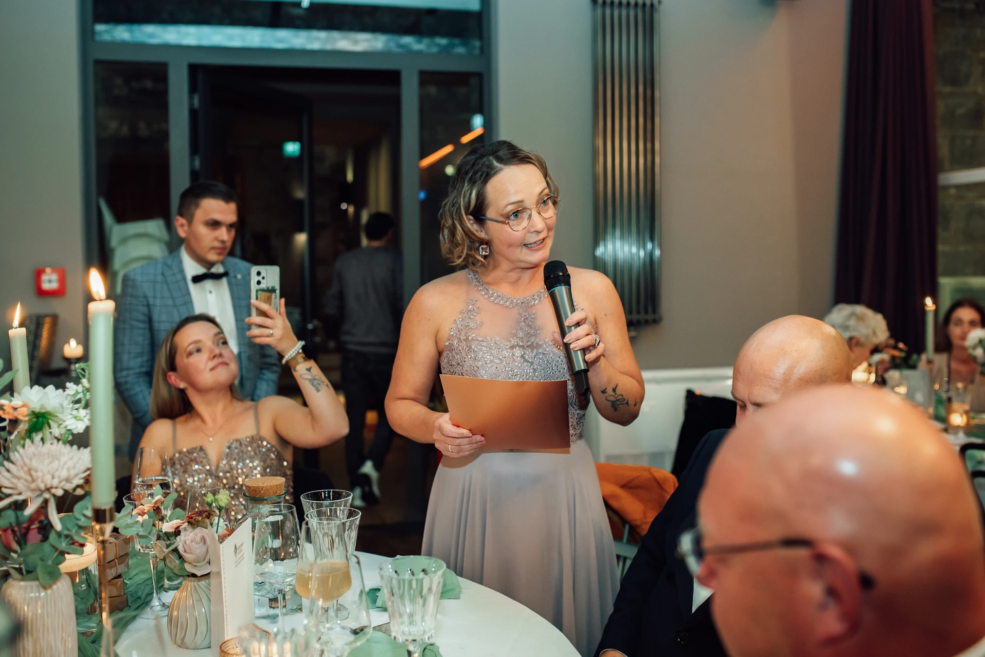 Gäste beim Dinner — lebendige Atmosphäre, Hochzeit Renthof Kassel