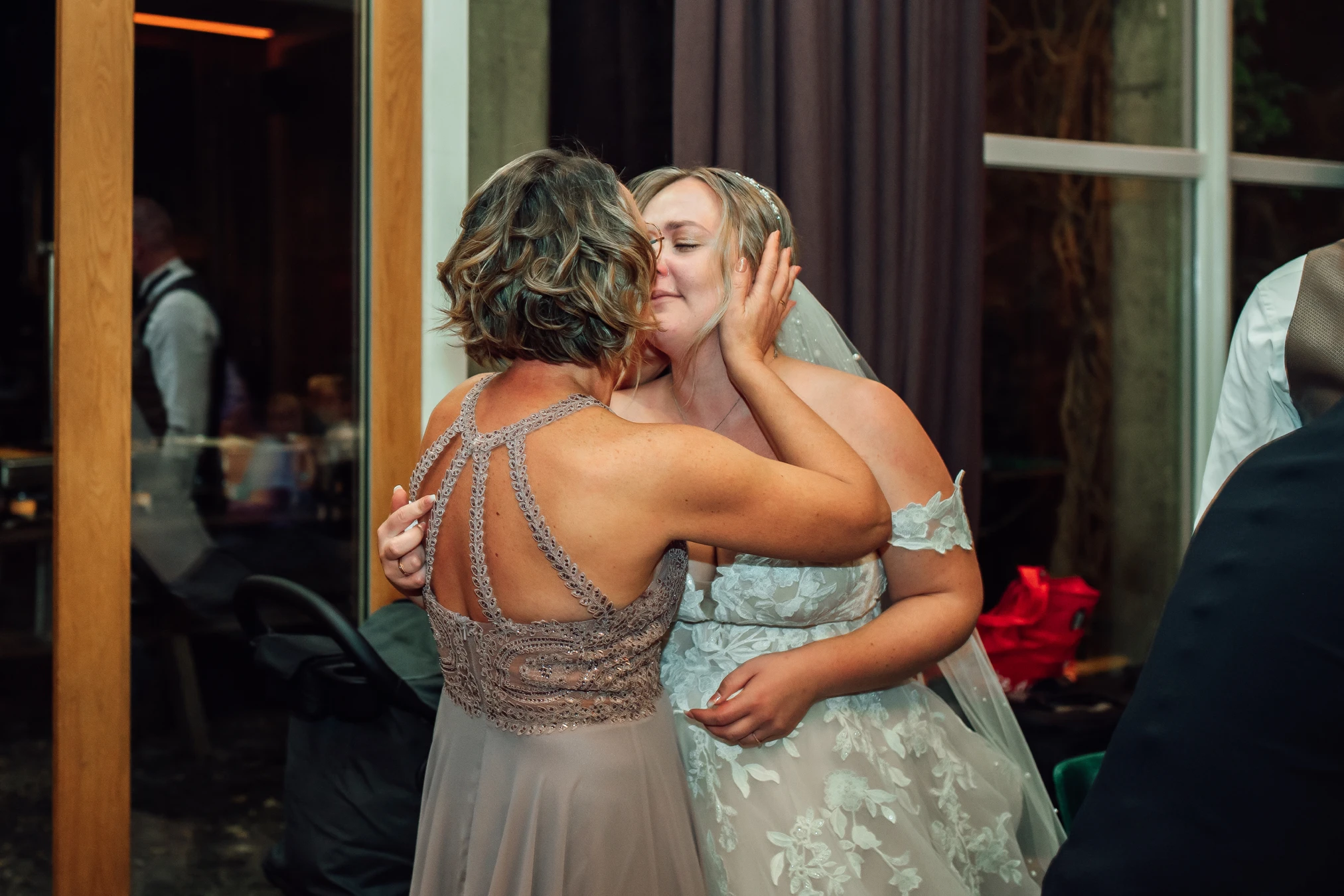 Brautpaar genießt das Hochzeitsessen — Renthof Kassel, Hochzeitsreportage