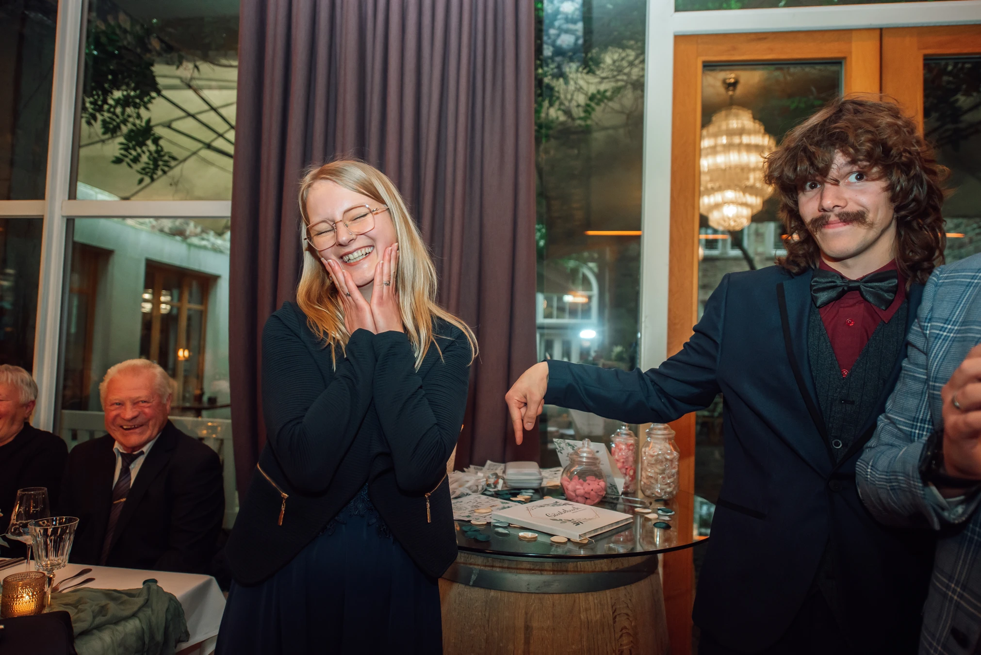 Hochzeitsfeier im Renthof Kassel — lebendige Stimmung im historischen Gewölbe