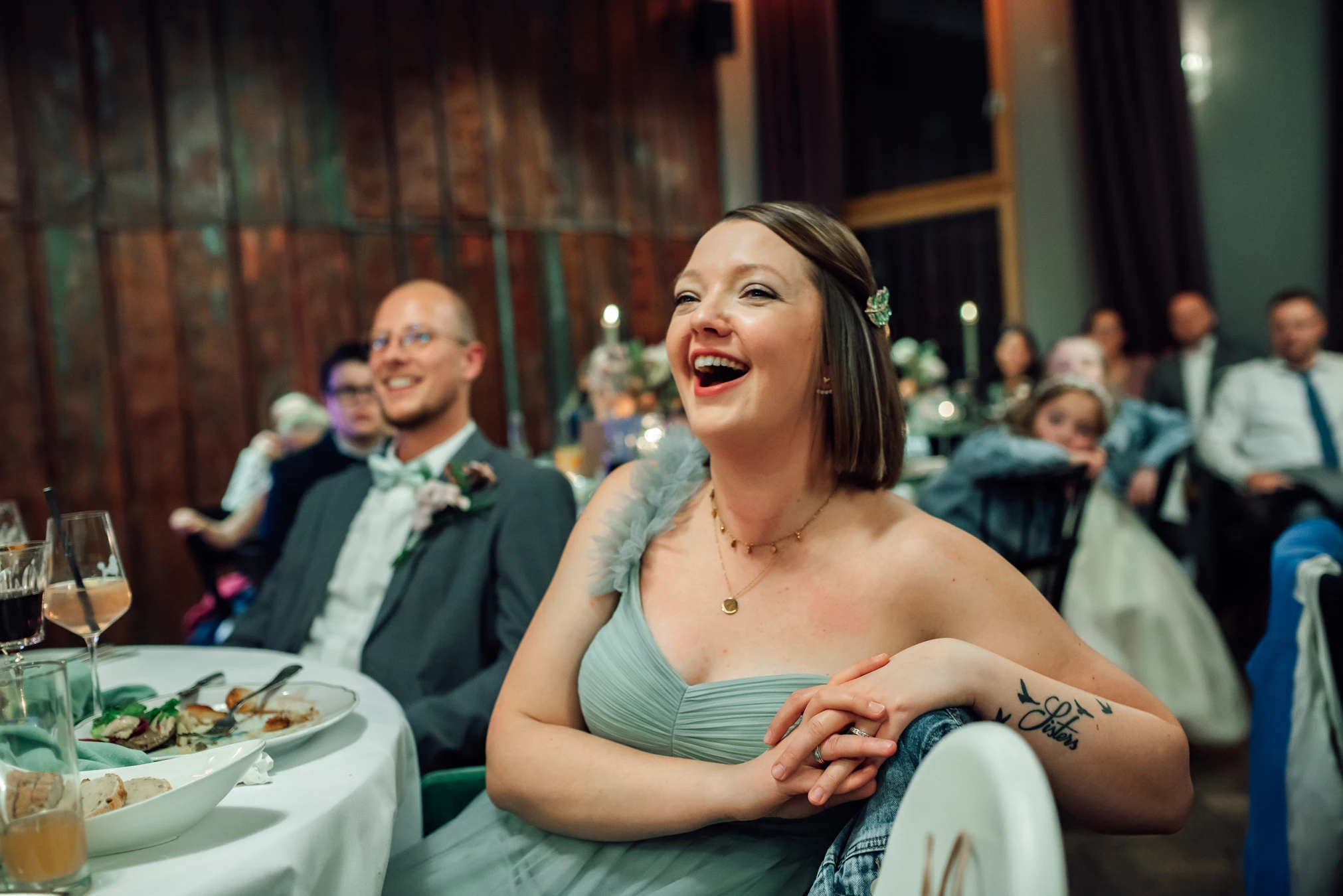 Programmpunkt Hochzeitsfeier — Gäste und Brautpaar im Renthof Kassel