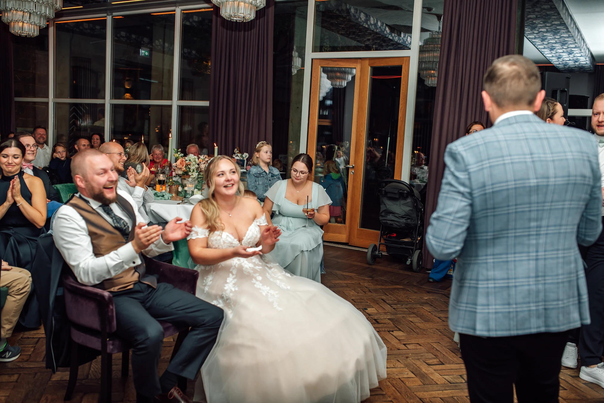 Gäste feiern im Renthof Kassel — Hochzeitsreportage Natalia Tschischik