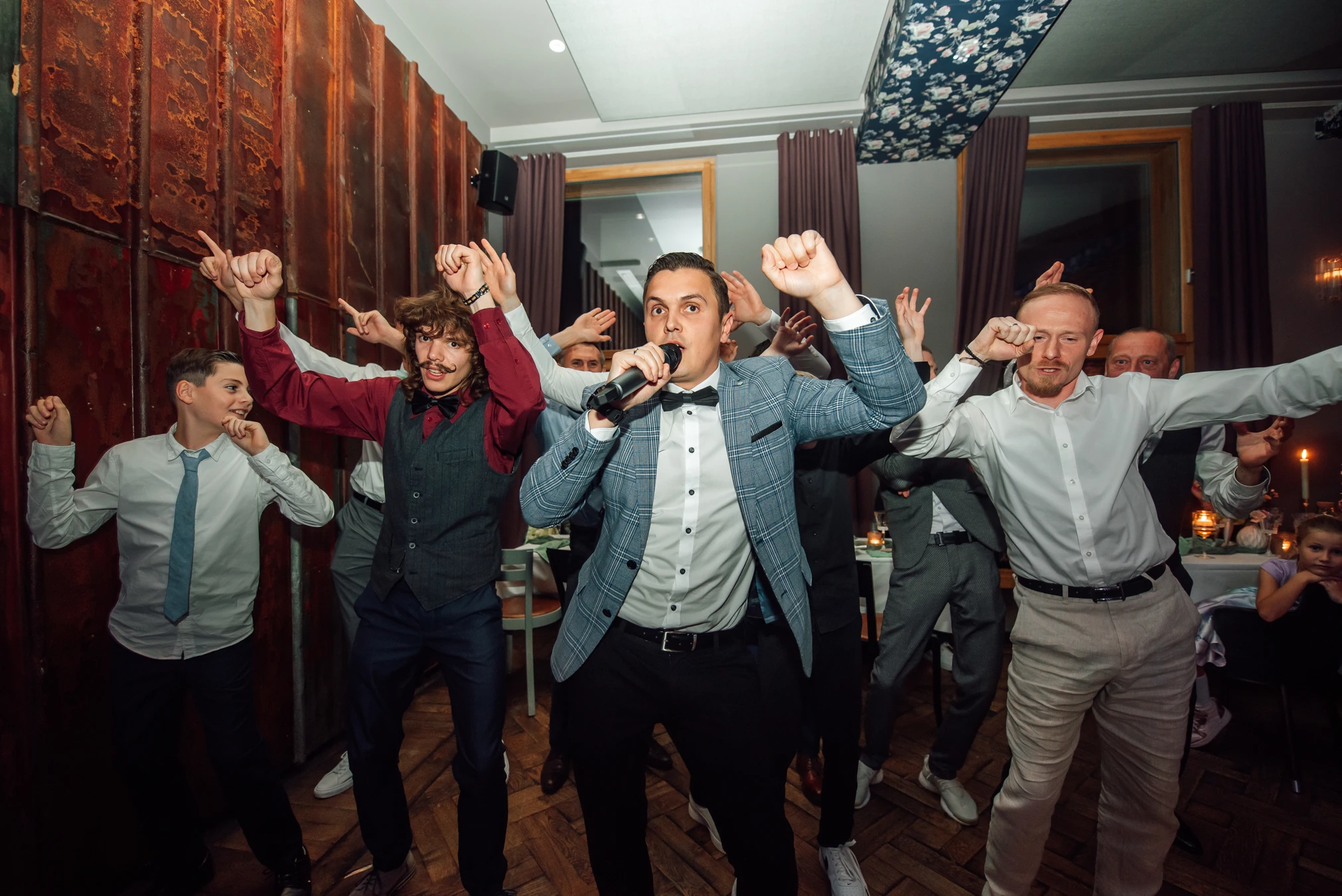 Hochzeitsfeier im Renthof Kassel — lebendiges Treiben im ehemaligen Kirchengewölbe