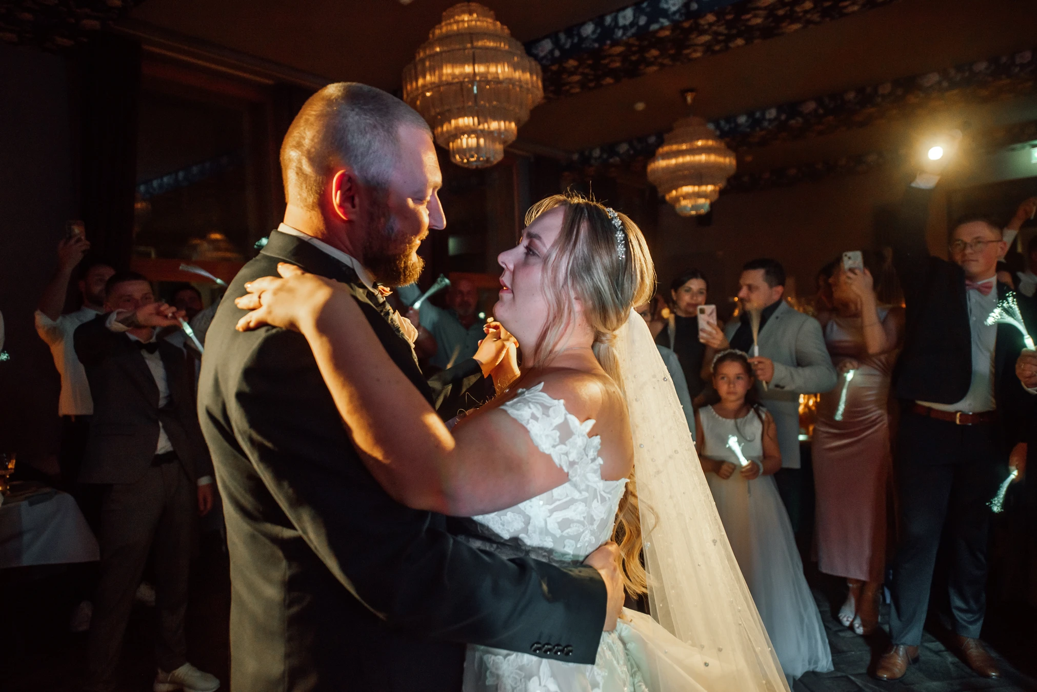 Brautpaar tanzt im Renthof — Hochzeitstanz im historischen Kirchengewölbe Kassel