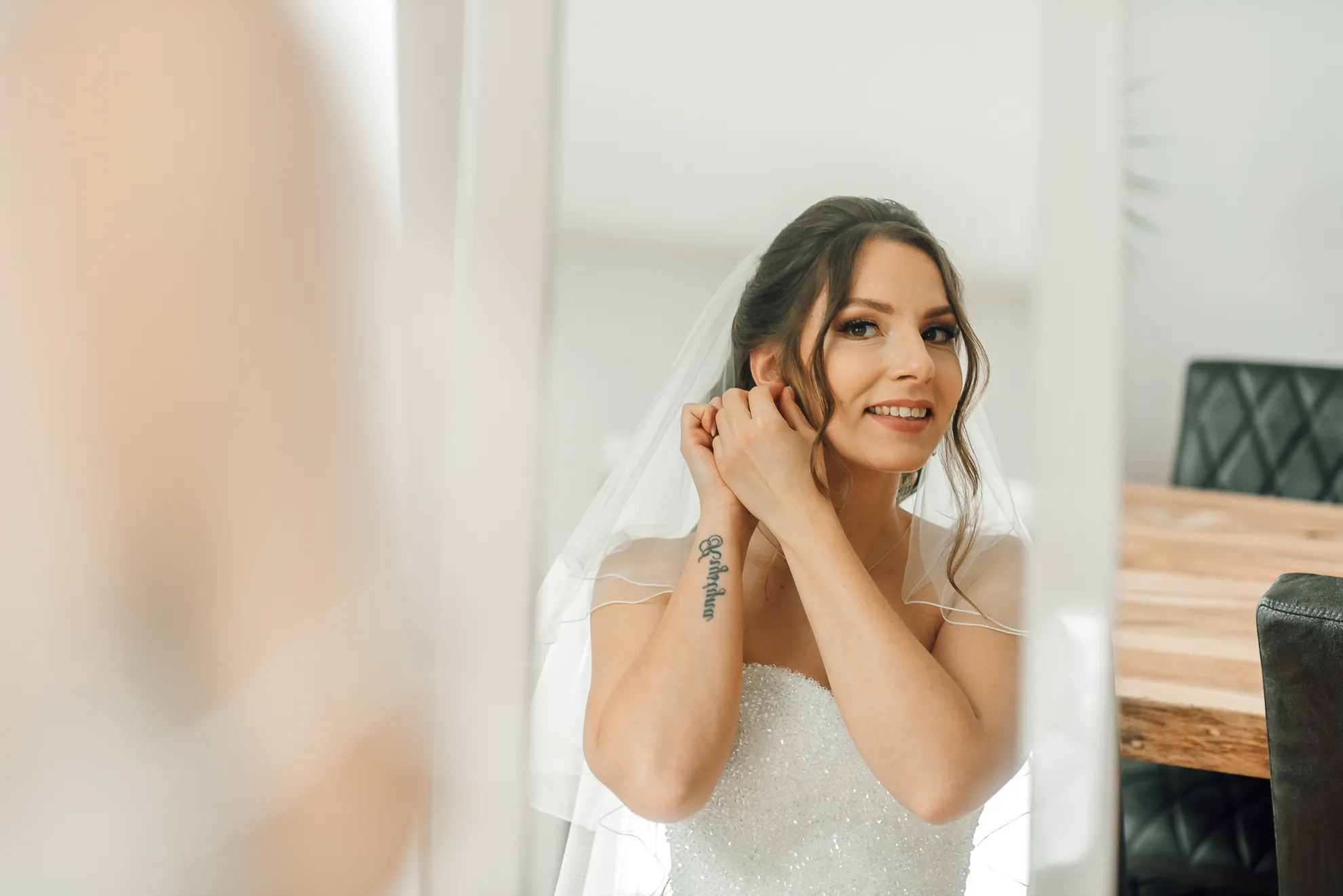 First Look Umarmung — Hochzeitsfotograf Kassel