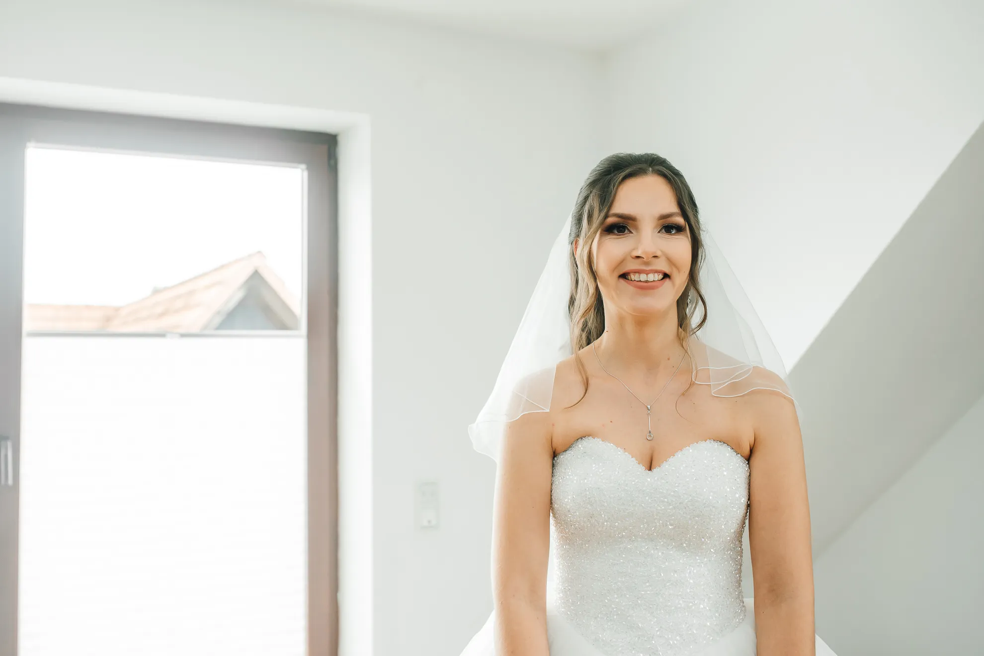 Zärtlicher Blick — Brautpaar beim First Look Kassel