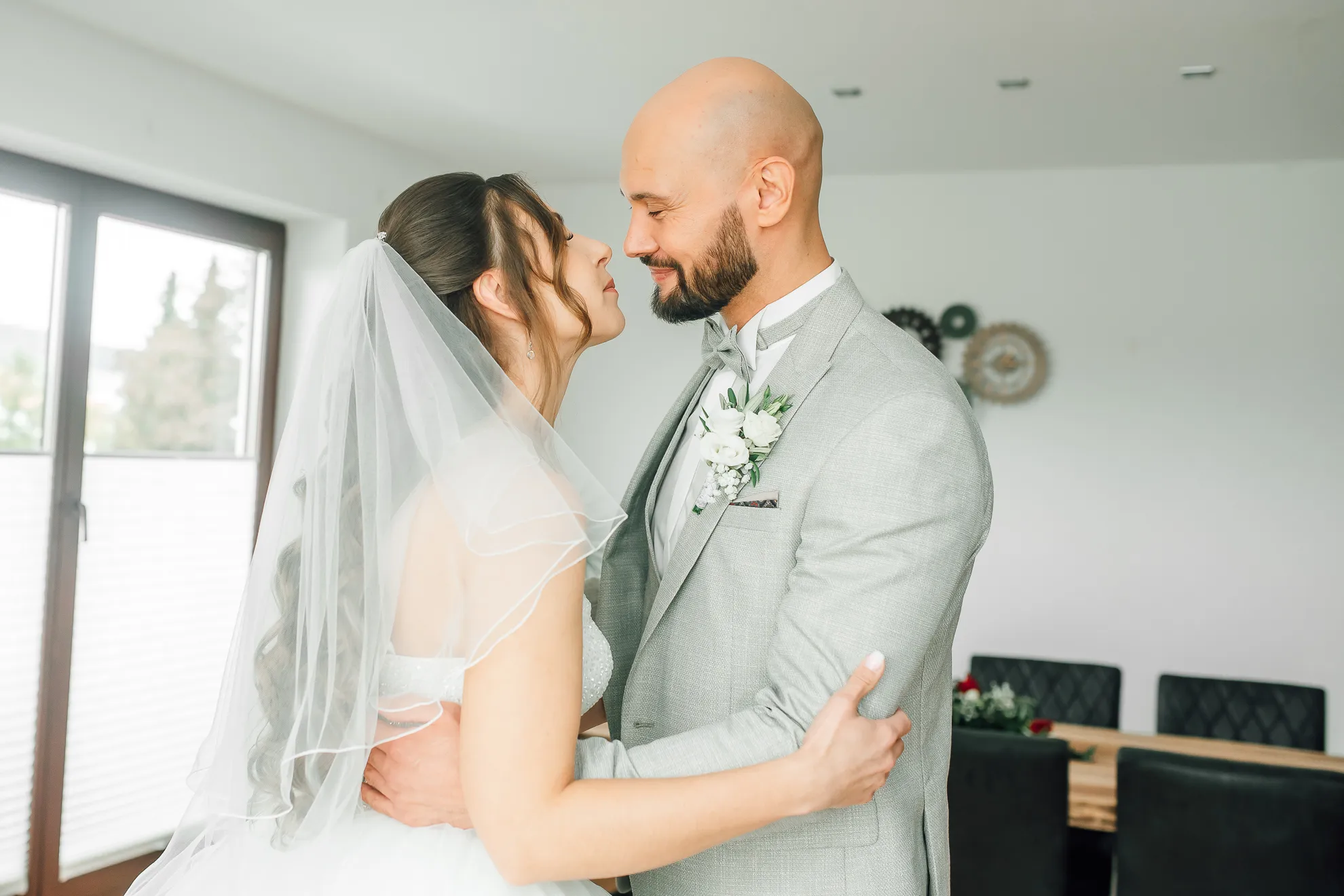 Händehalten — emotionaler First Look Moment