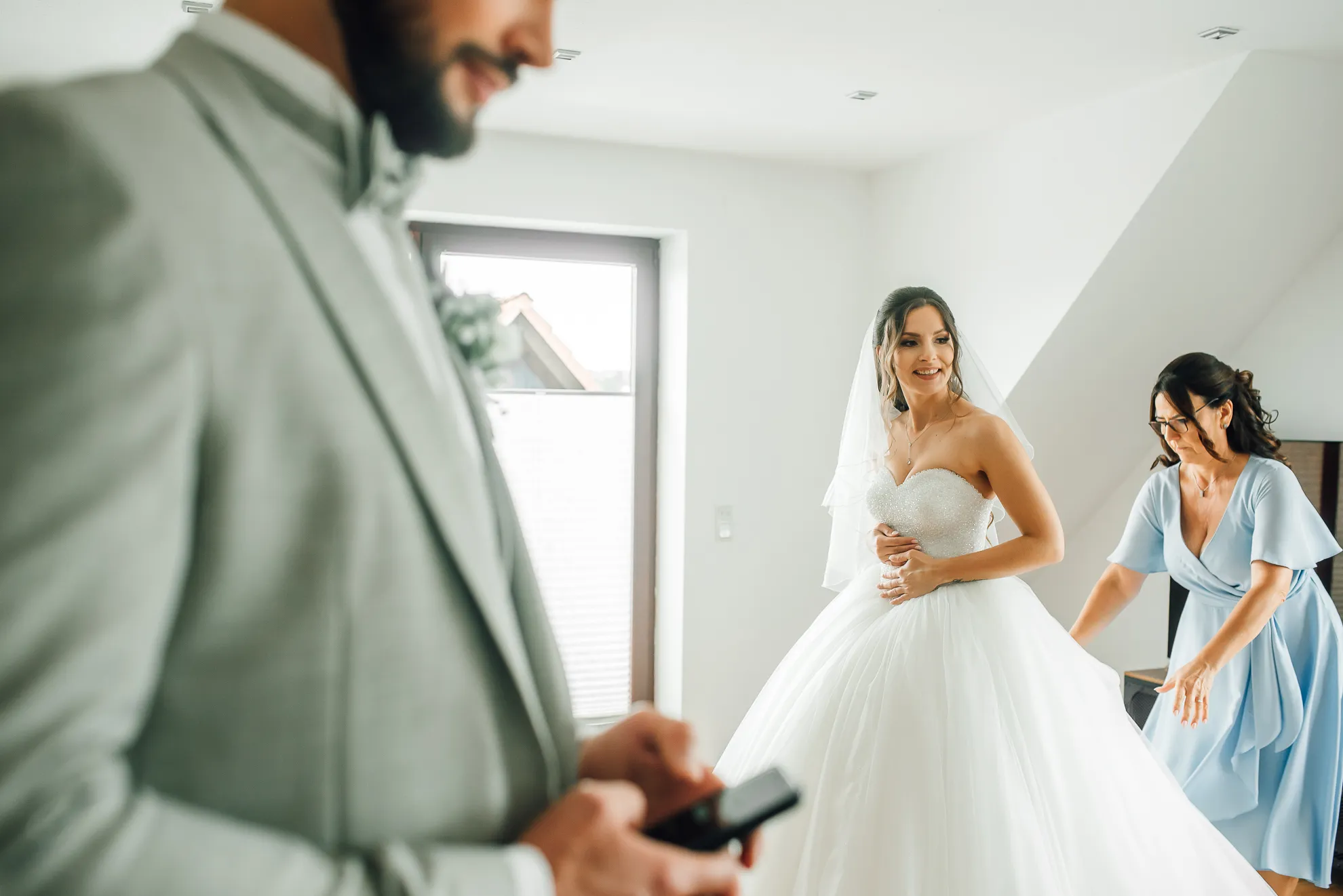 Brautpaar im Herbstlicht — First Look Hochzeitsfotografie