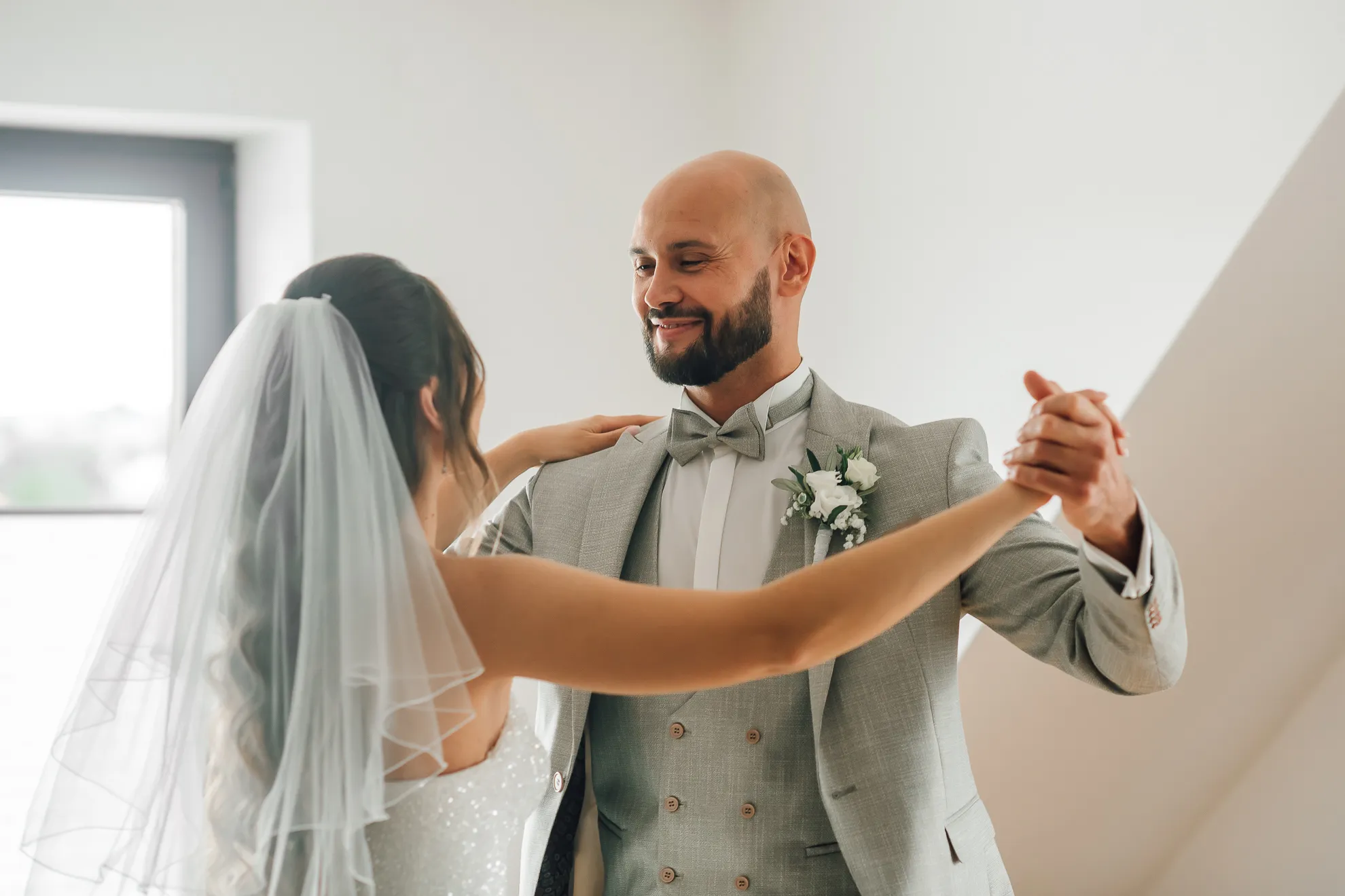Brautpaar geht Arm in Arm — Hochzeit Kassel