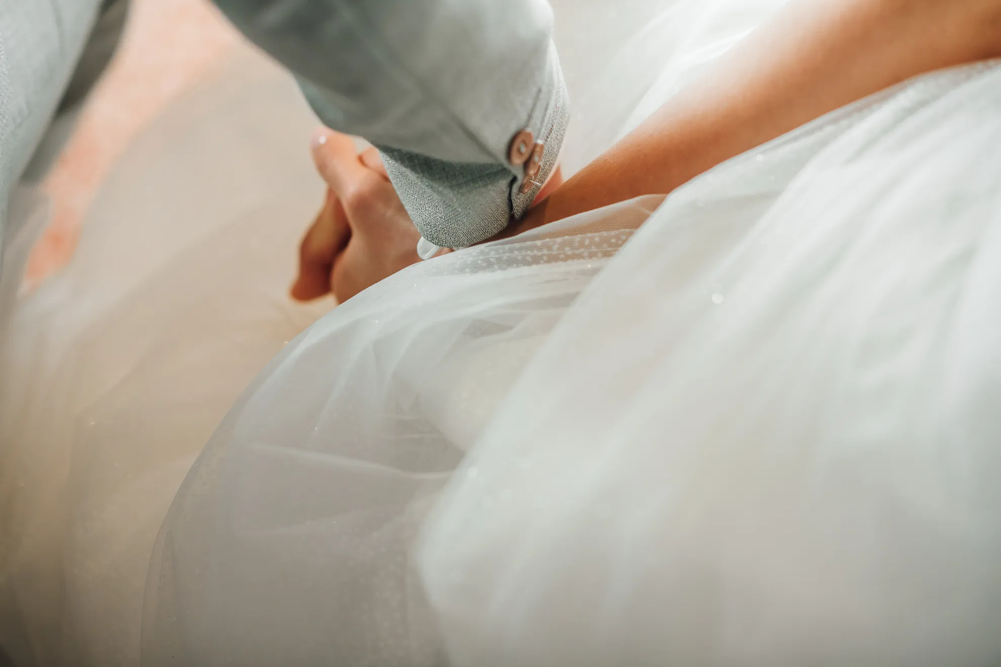 Umarmung nach dem Ja-Wort — Standesamt Kassel