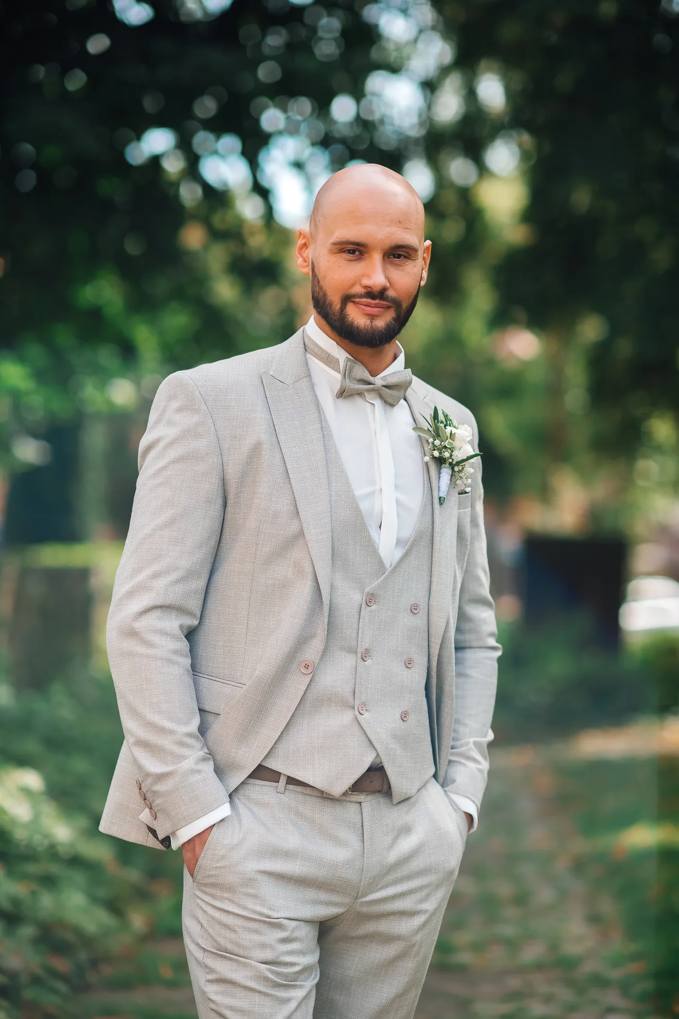 Bräutigam am Altar — Portrait kirchliche Hochzeit