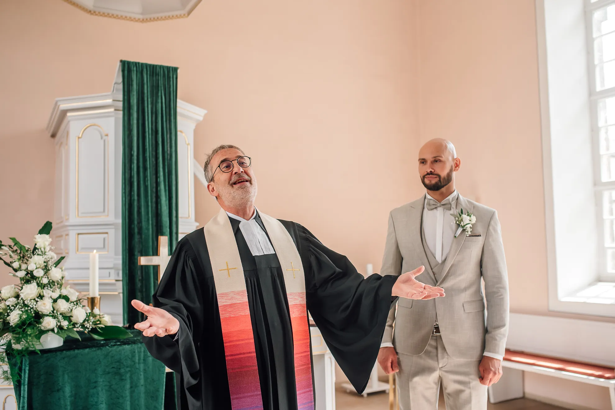 Blumenmädchen streut Blütenblätter — Hochzeitsreportage