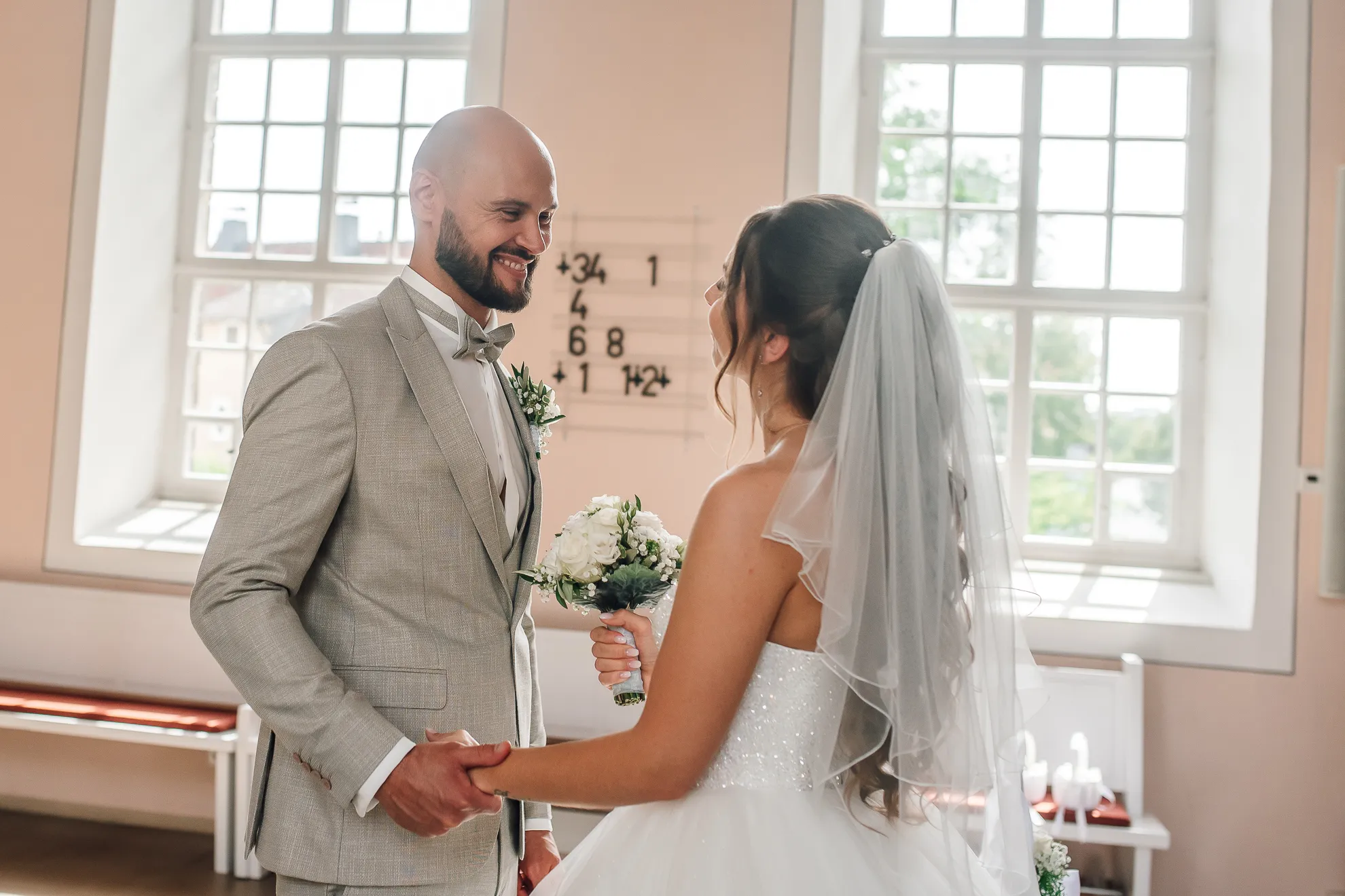 Erster Kuss als Ehepaar — Kirche Renthof Kassel