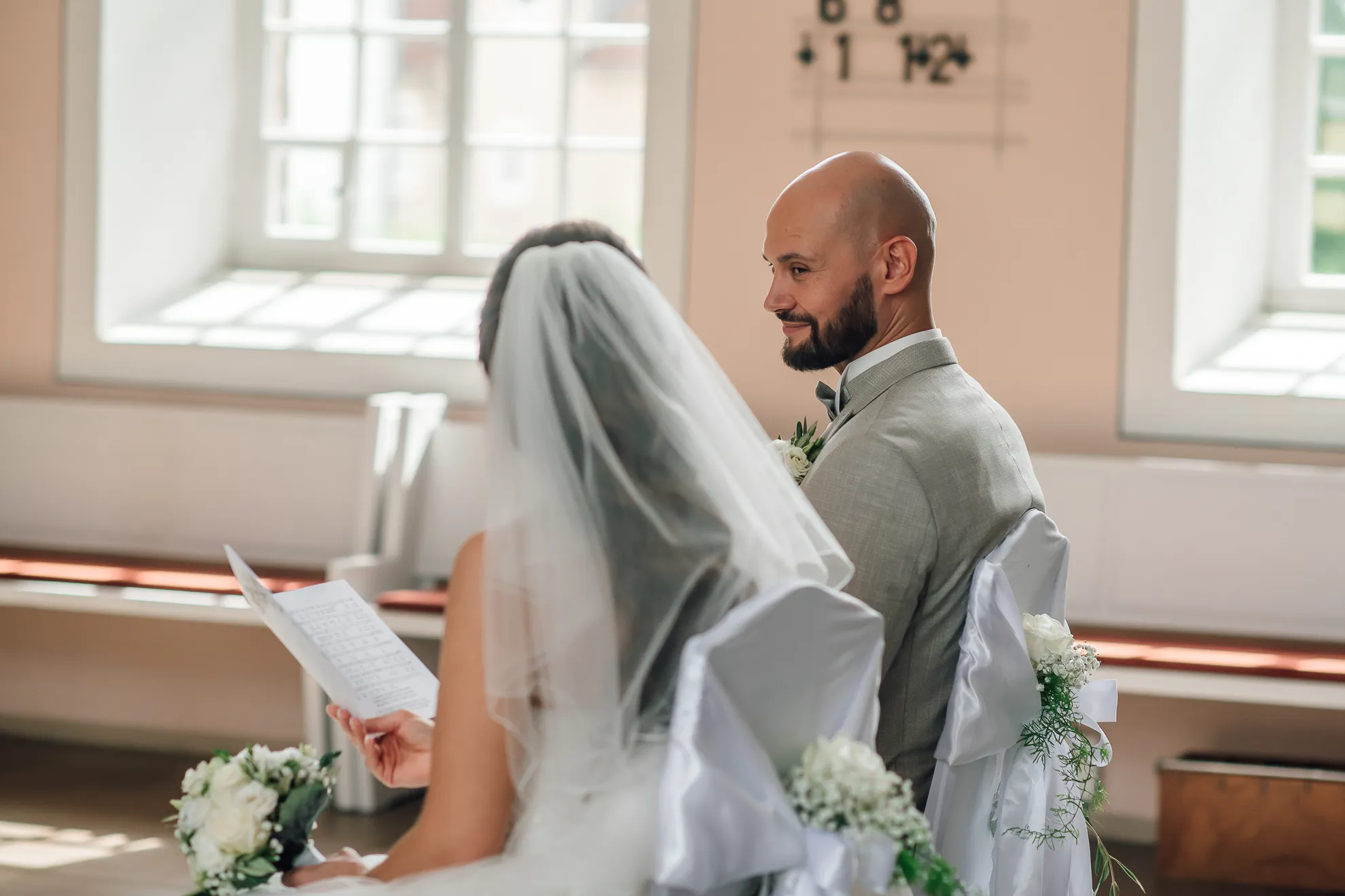 Freudentränen bei der kirchlichen Trauung