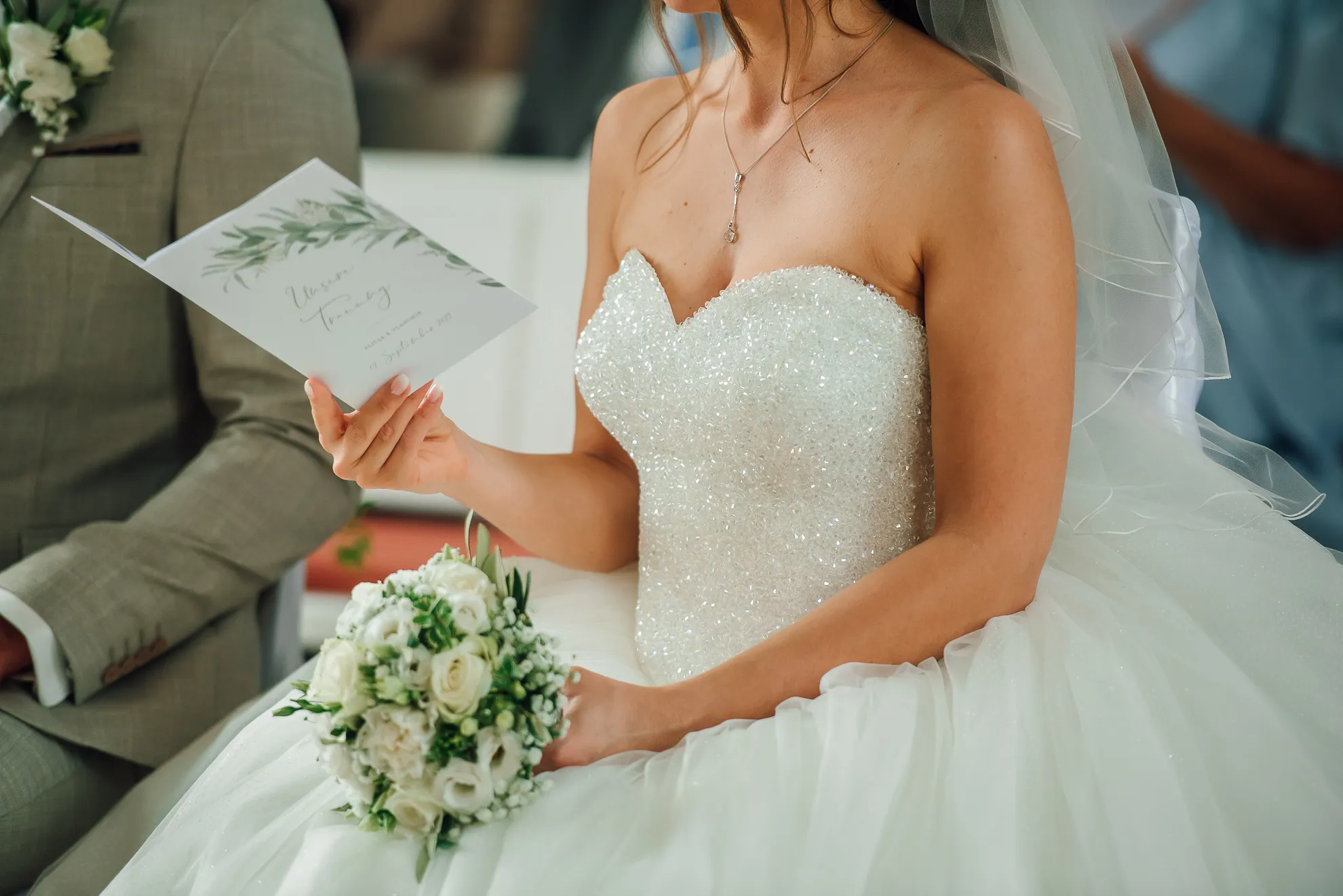 Gäste applaudieren in der Kirche — Hochzeit Kassel