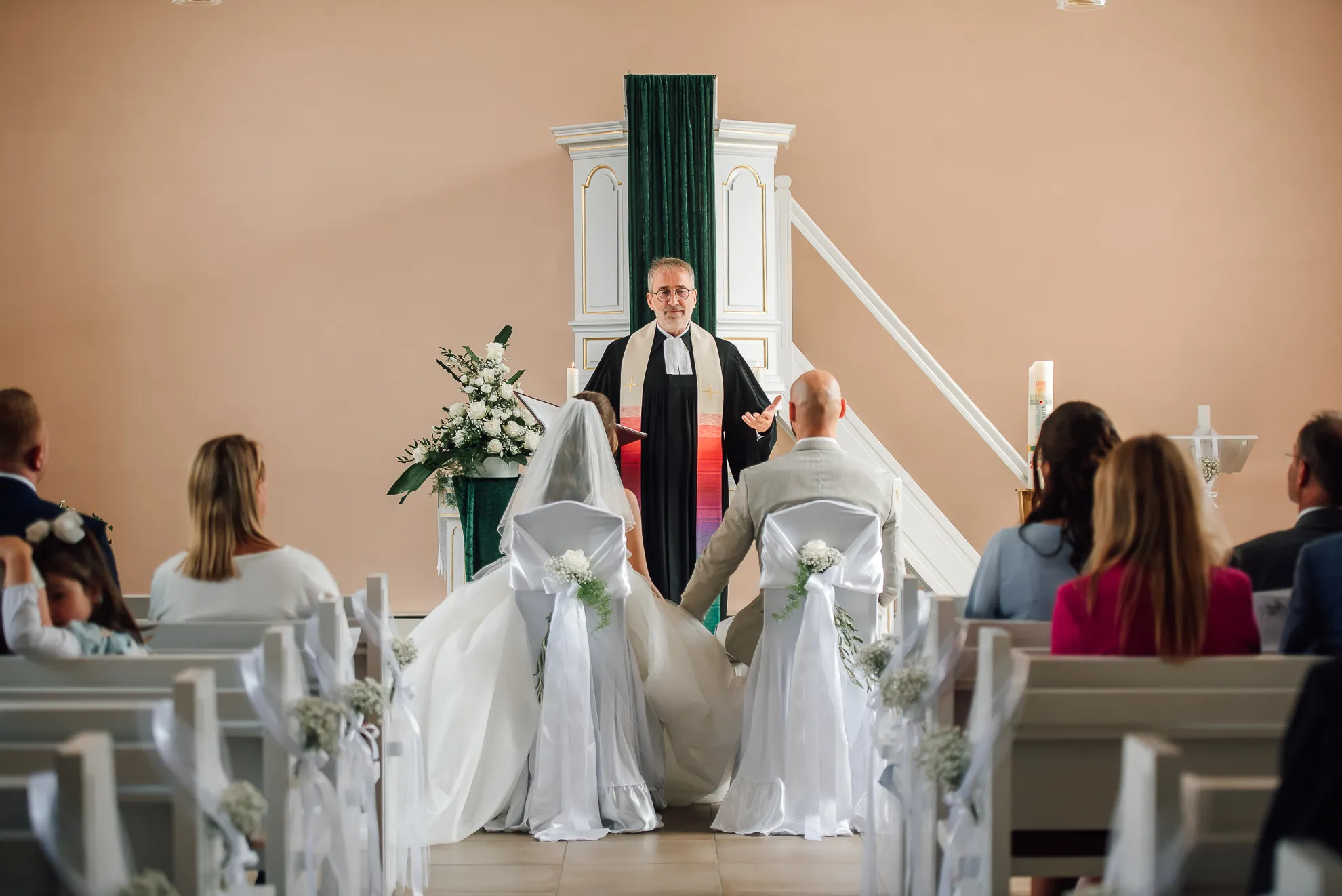 Kerzenlicht in der Kirche — kirchliche Hochzeit