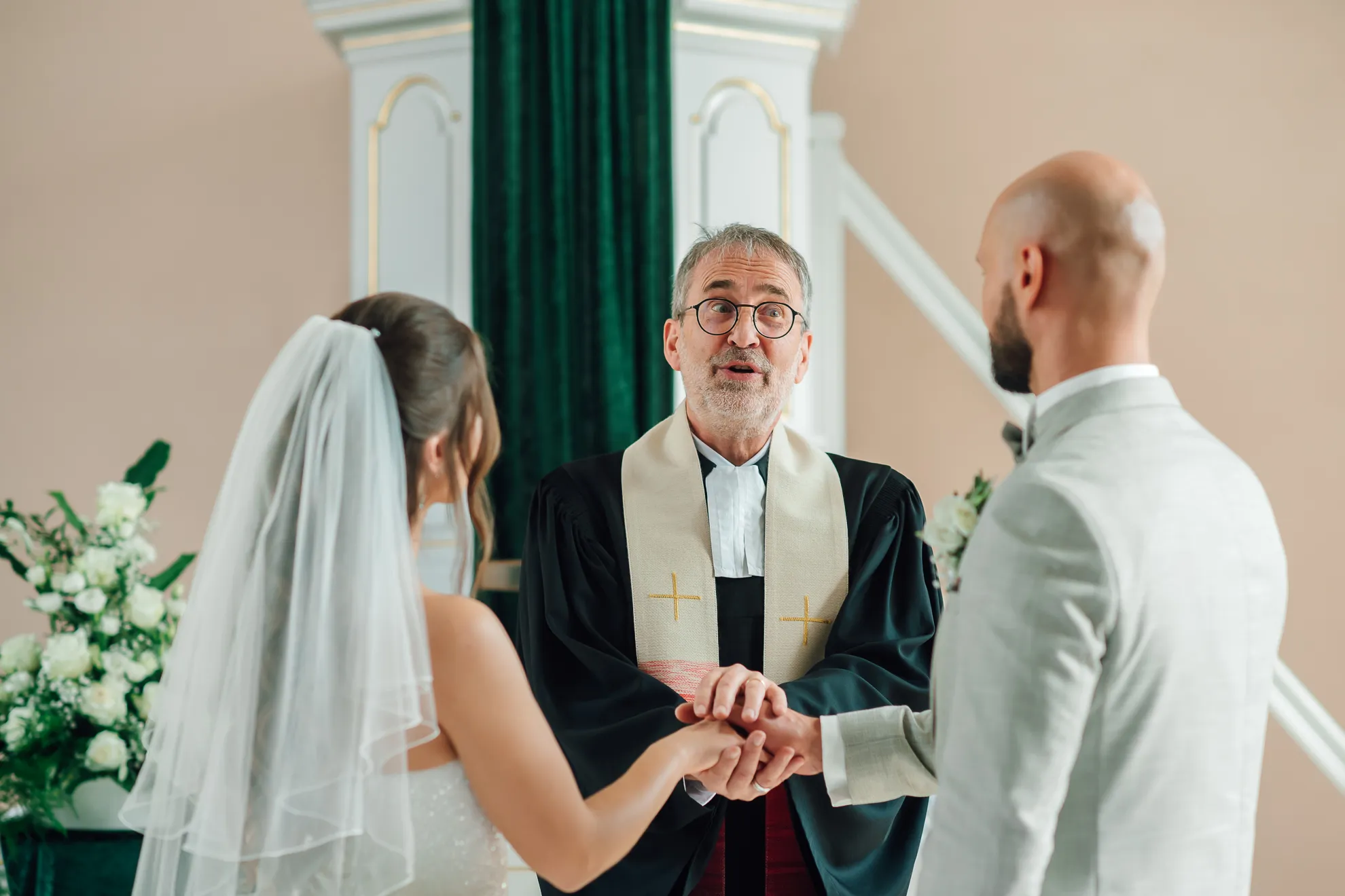 Seifenblasen beim Auszug — Hochzeitsfotografie Kassel