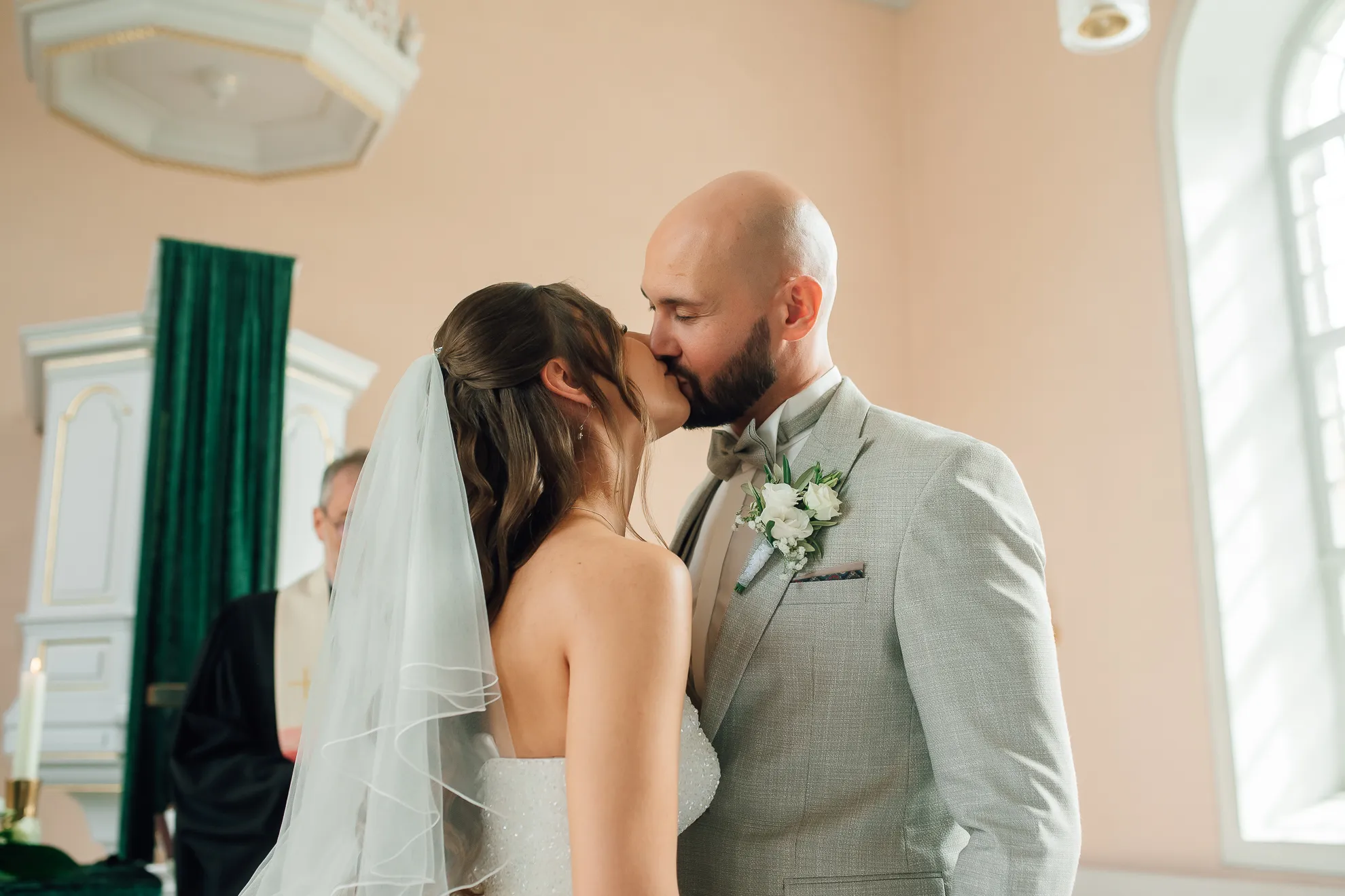 Gratulation vor der Kirche — Hochzeitsreportage