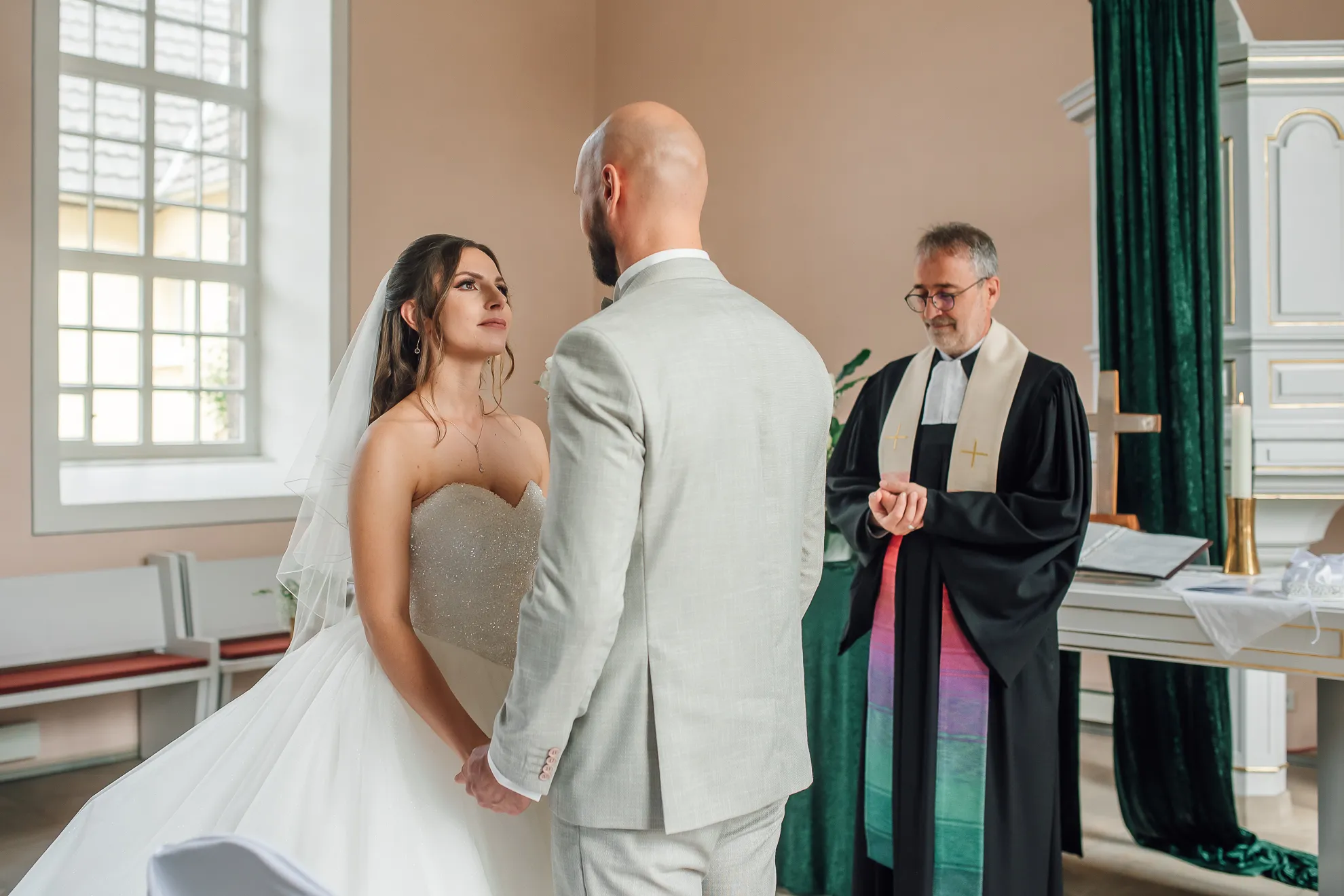 Brautpaar vor der Kirche — Renthof Kassel