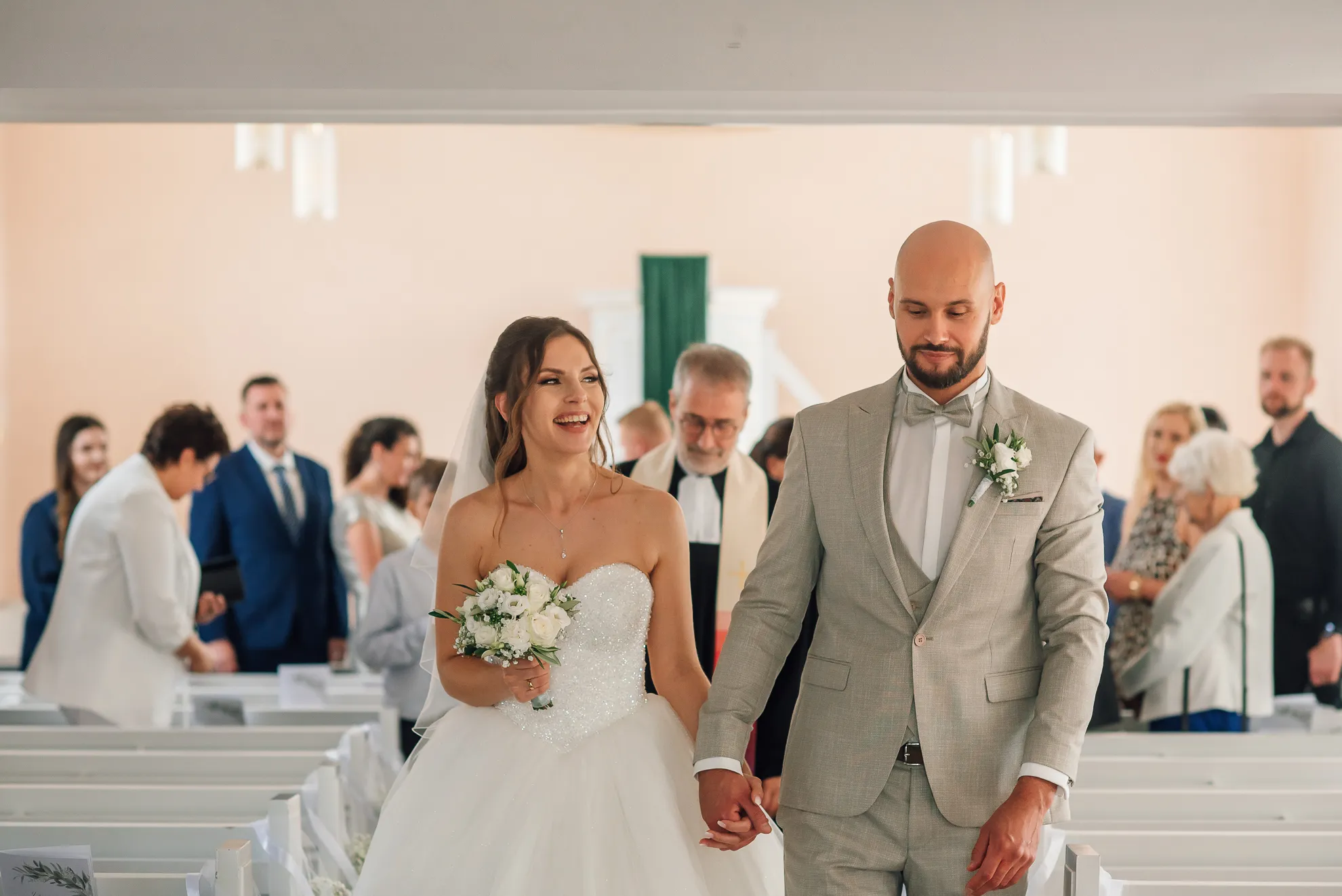 Gruppenfoto vor der Kirche — Hochzeit Kassel