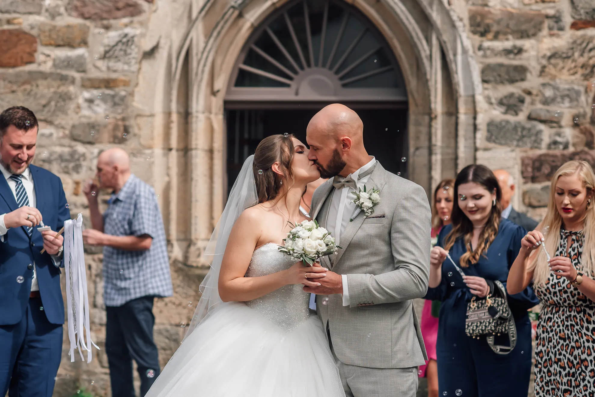 Blütenregen nach der kirchlichen Trauung