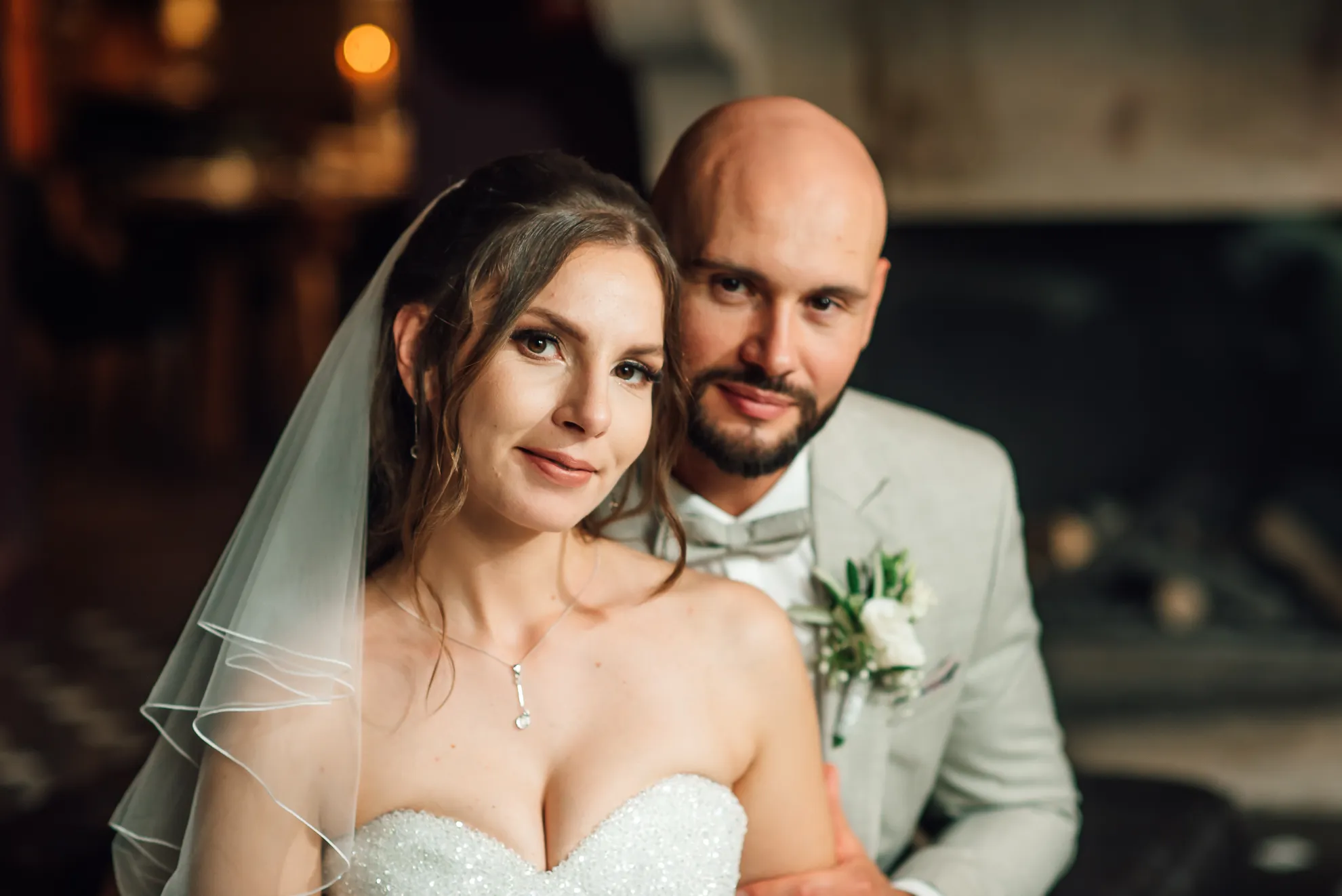 Braut lacht im Herbstlaub — Hochzeitsfotografie Kassel