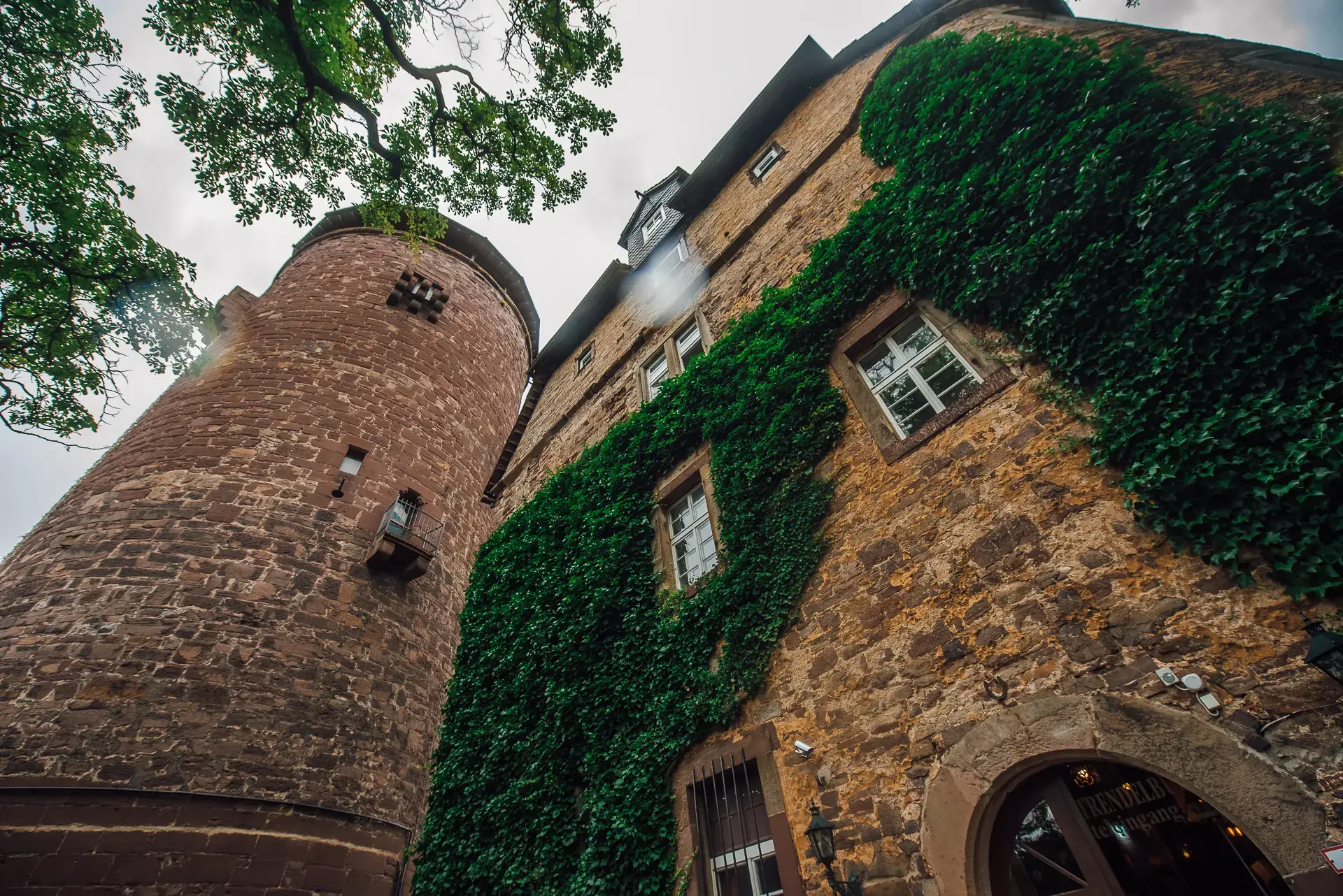 Brautvorbereitung im Dornröschenschloss Sababurg — Getting Ready