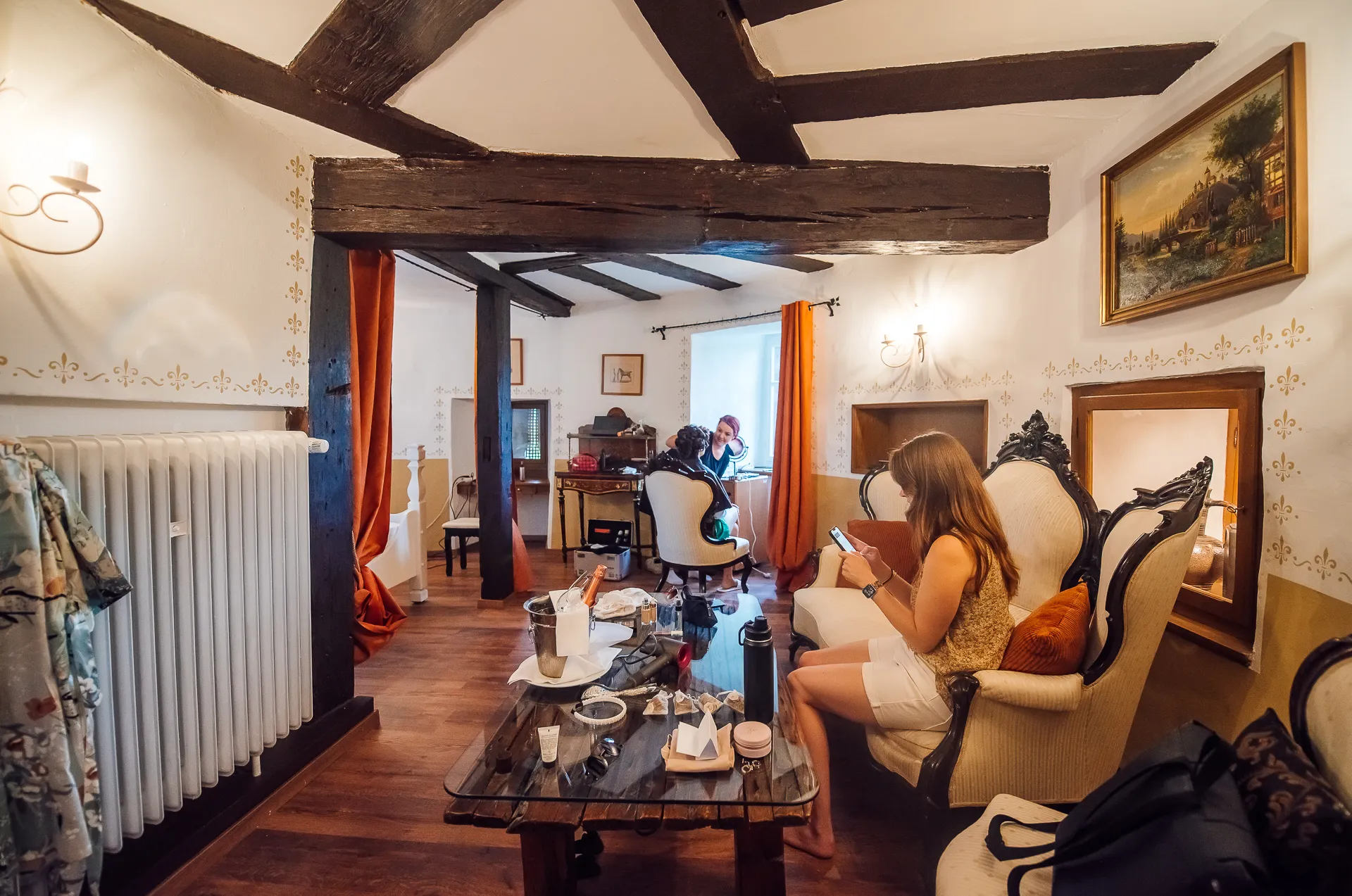 Brautkleid hängt bereit — Hochzeit Sababurg