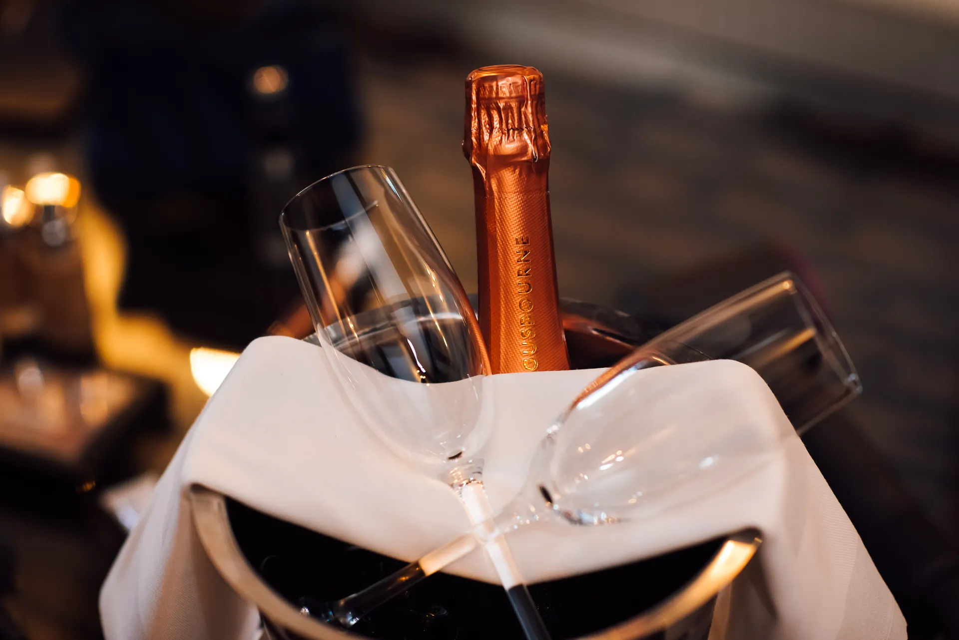 Braut beim Styling — Getting Ready Hochzeitsfotografie Sababurg