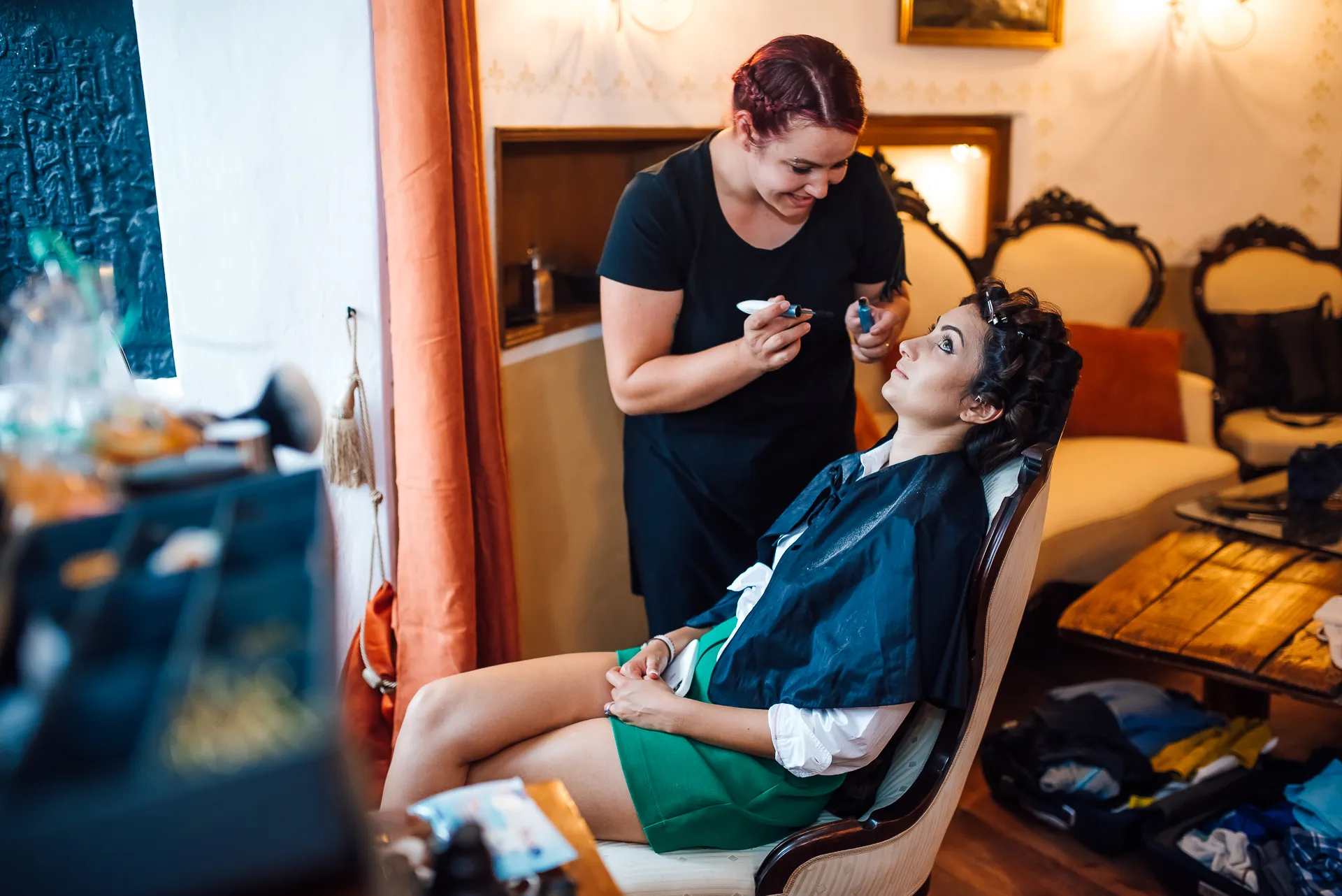 Make-up der Braut — Brautvorbereitung im Schloss