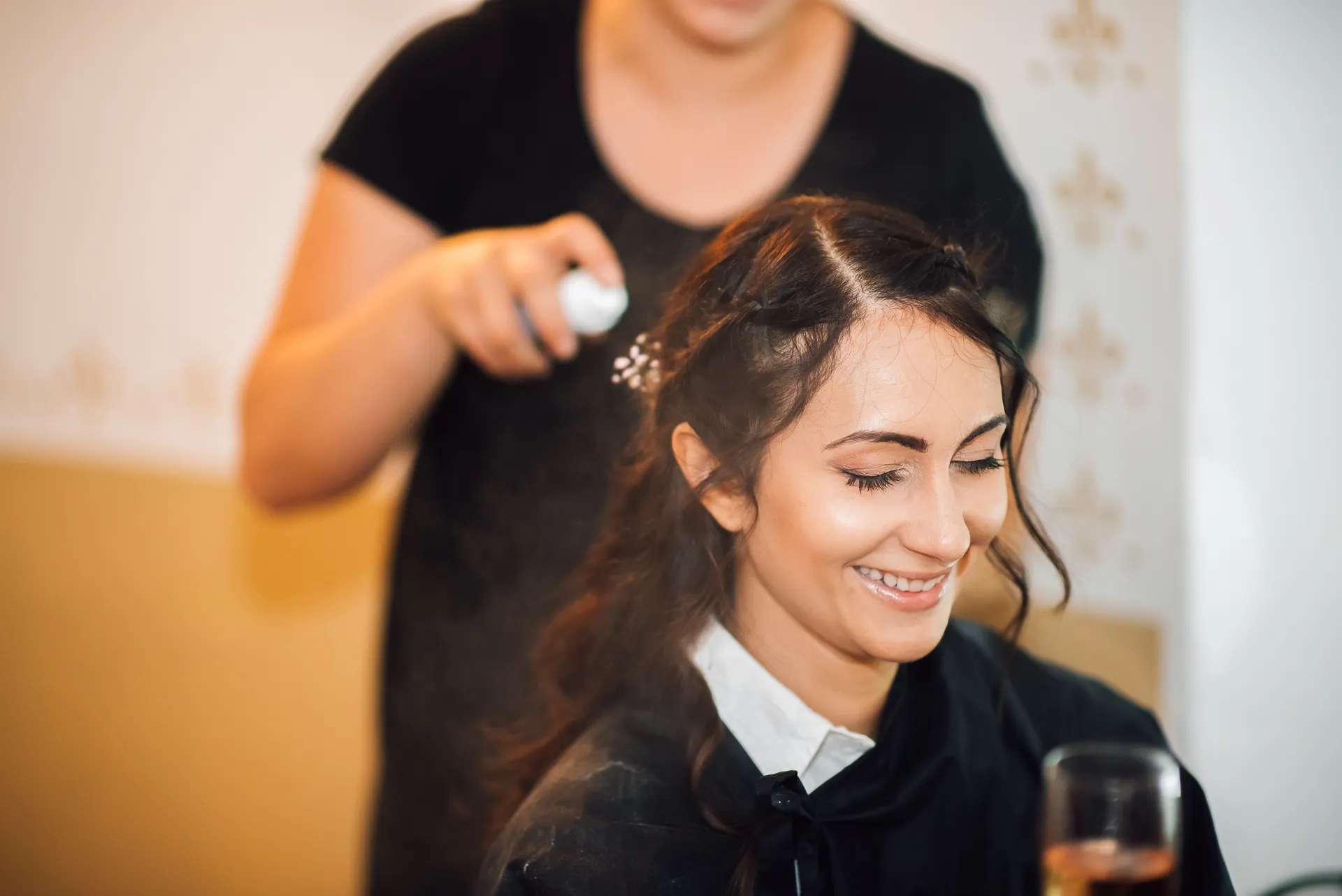 Braut im Spiegel — letzte Blicke vor der Trauung Sababurg