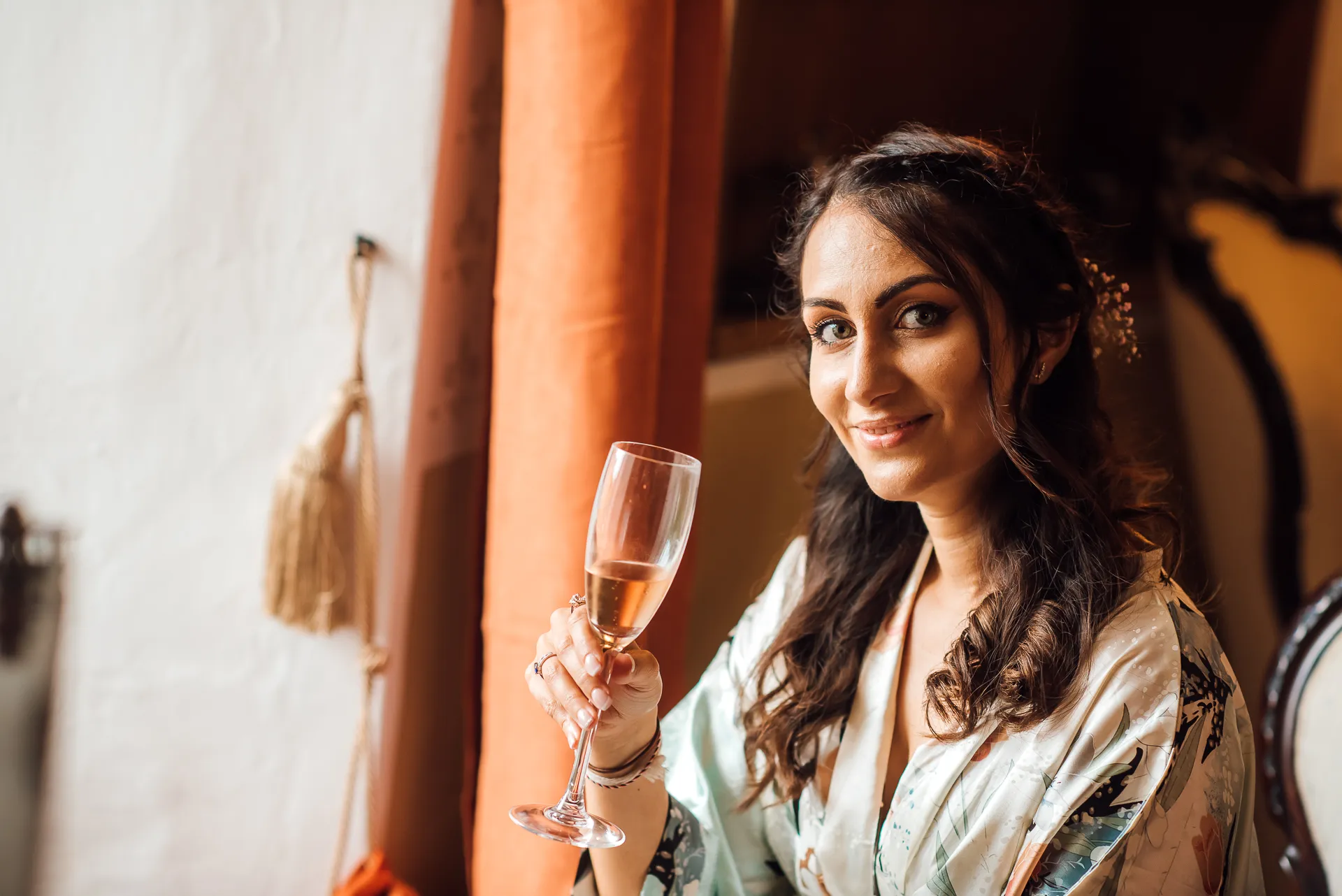 Brautjungfern helfen beim Anziehen — Getting Ready Sababurg