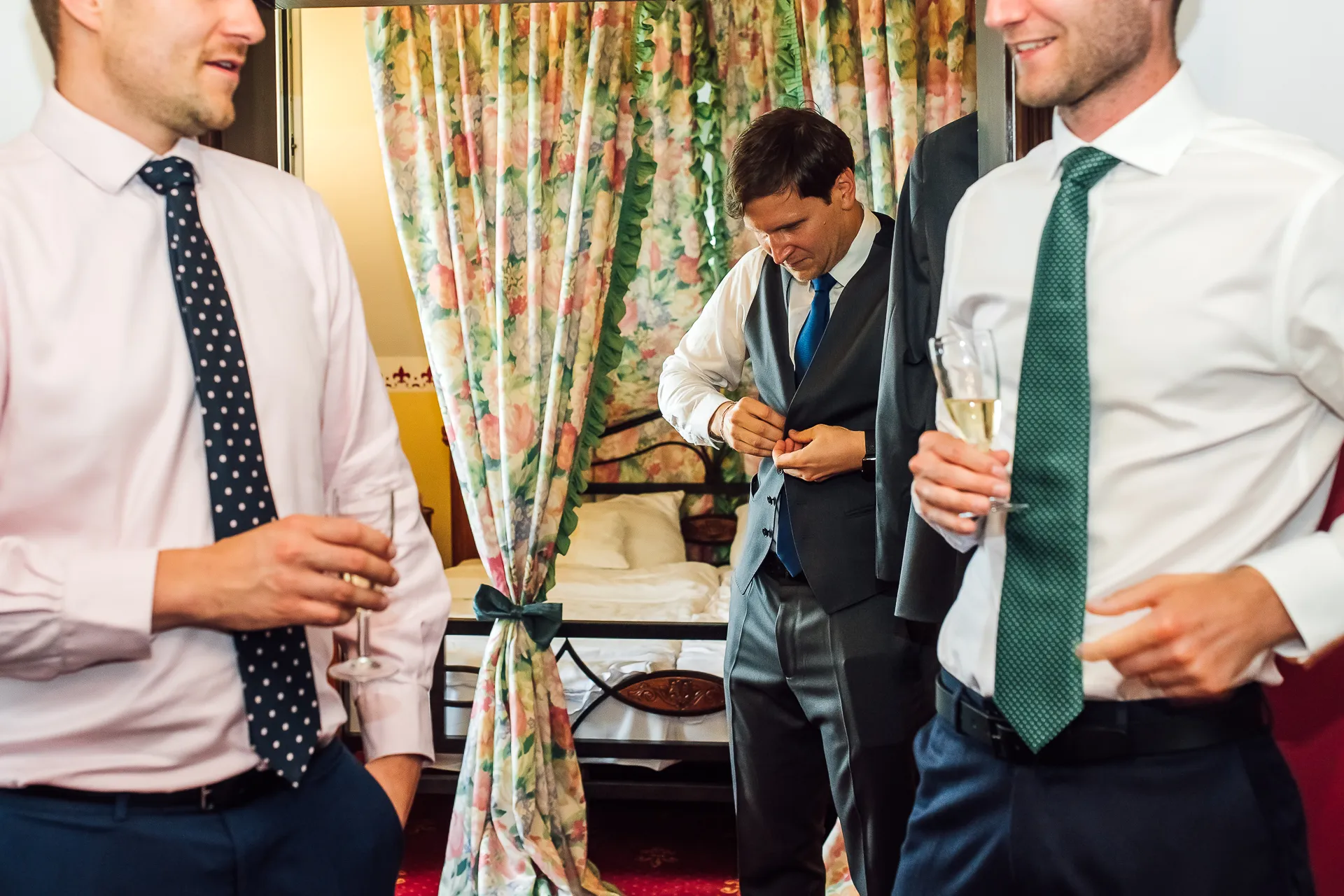 Braut im Kleid — Portrait Brautvorbereitung Sababurg