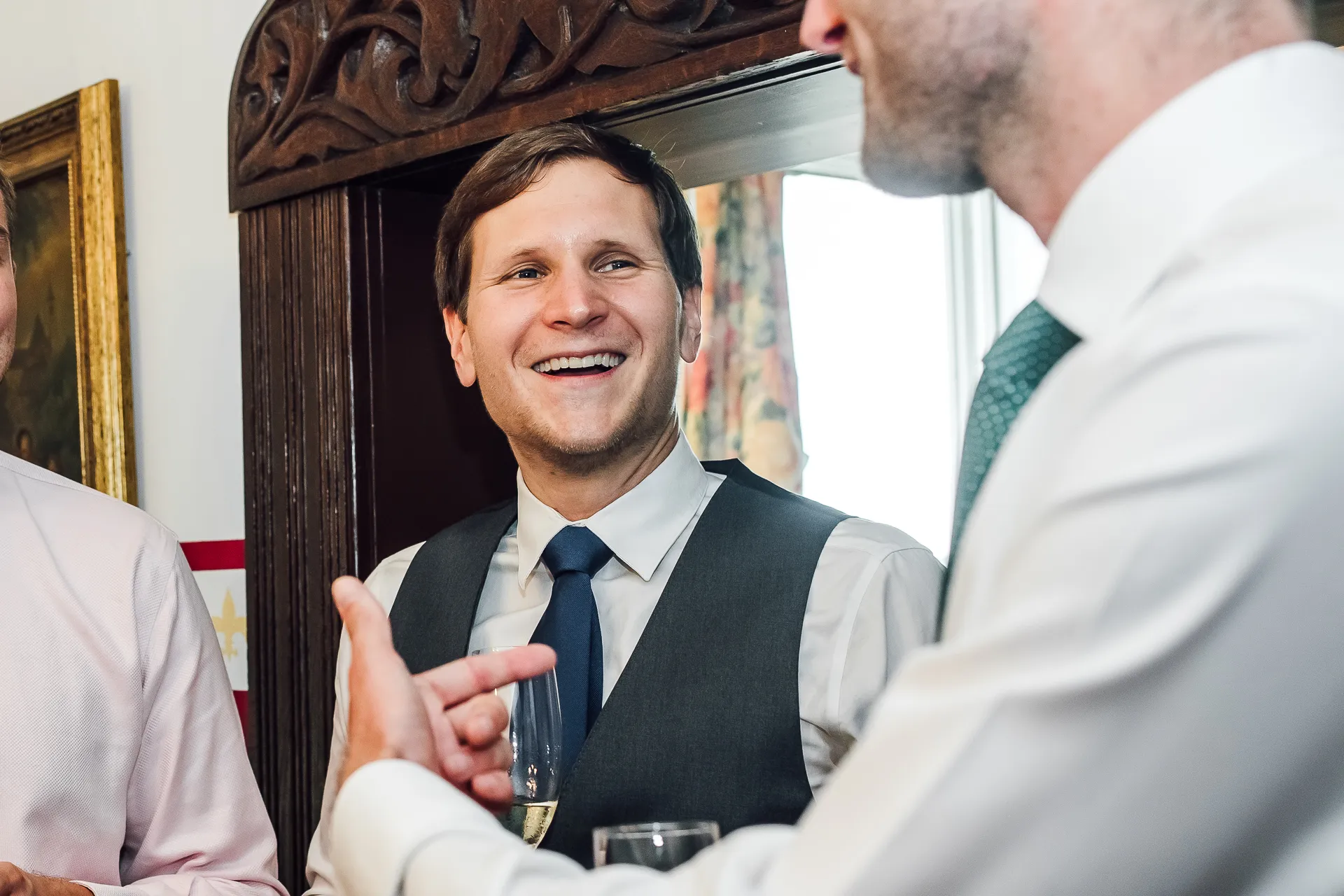 Bräutigam beim Getting Ready — Hochzeit Sababurg