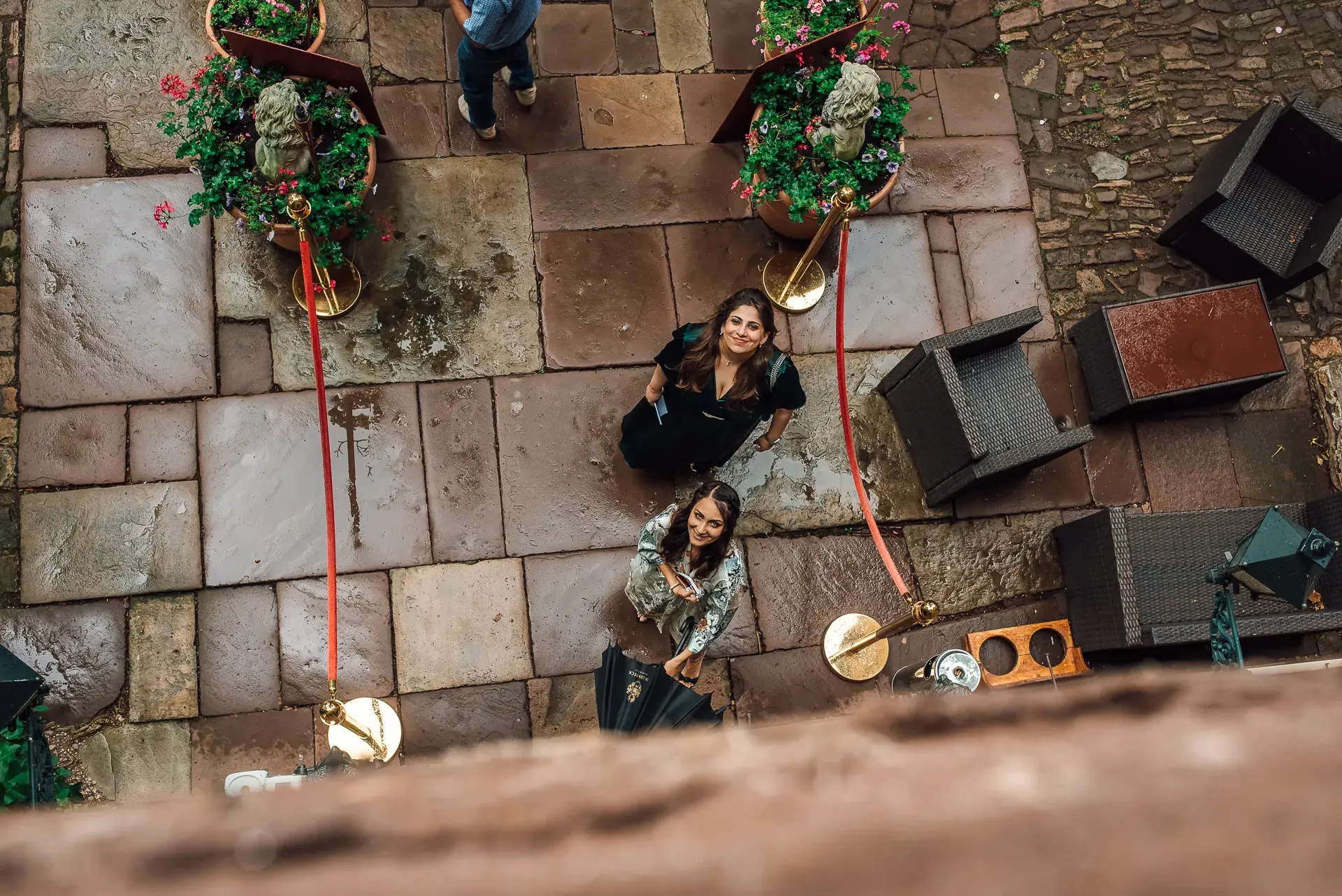 Emotionaler Moment — Vorfreude auf die Trauung im Dornröschenschloss
