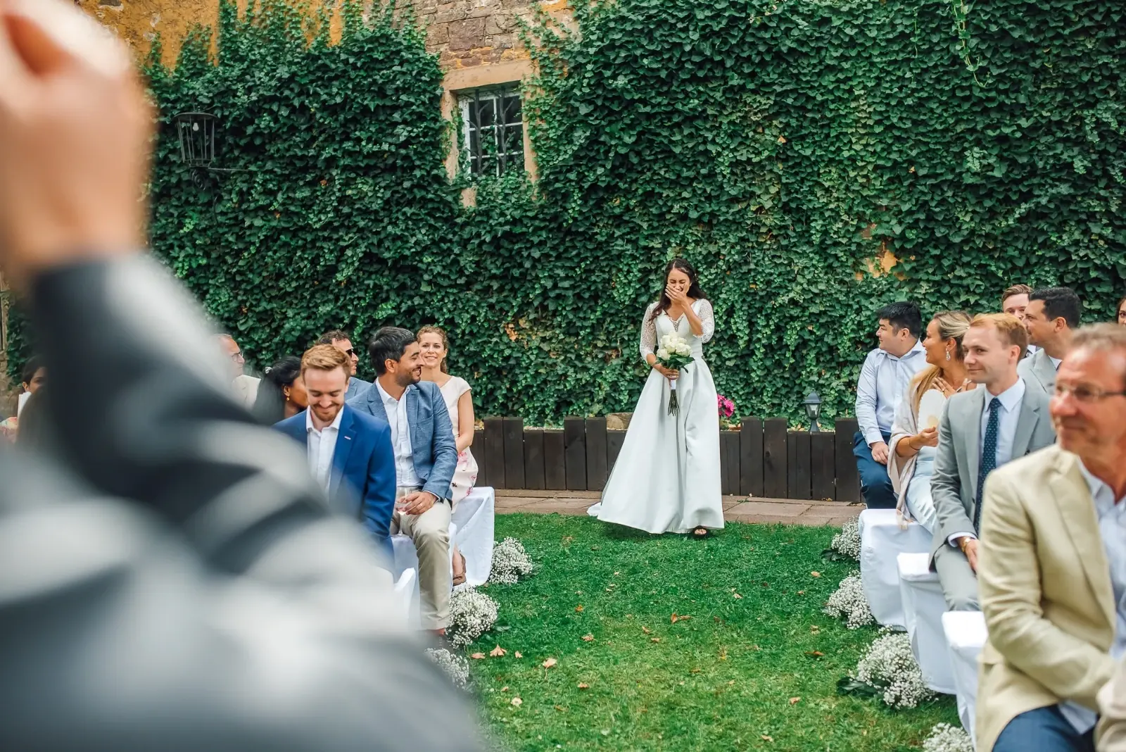 Braut geht durch den Gang — Einzug zur Trauung Sababurg