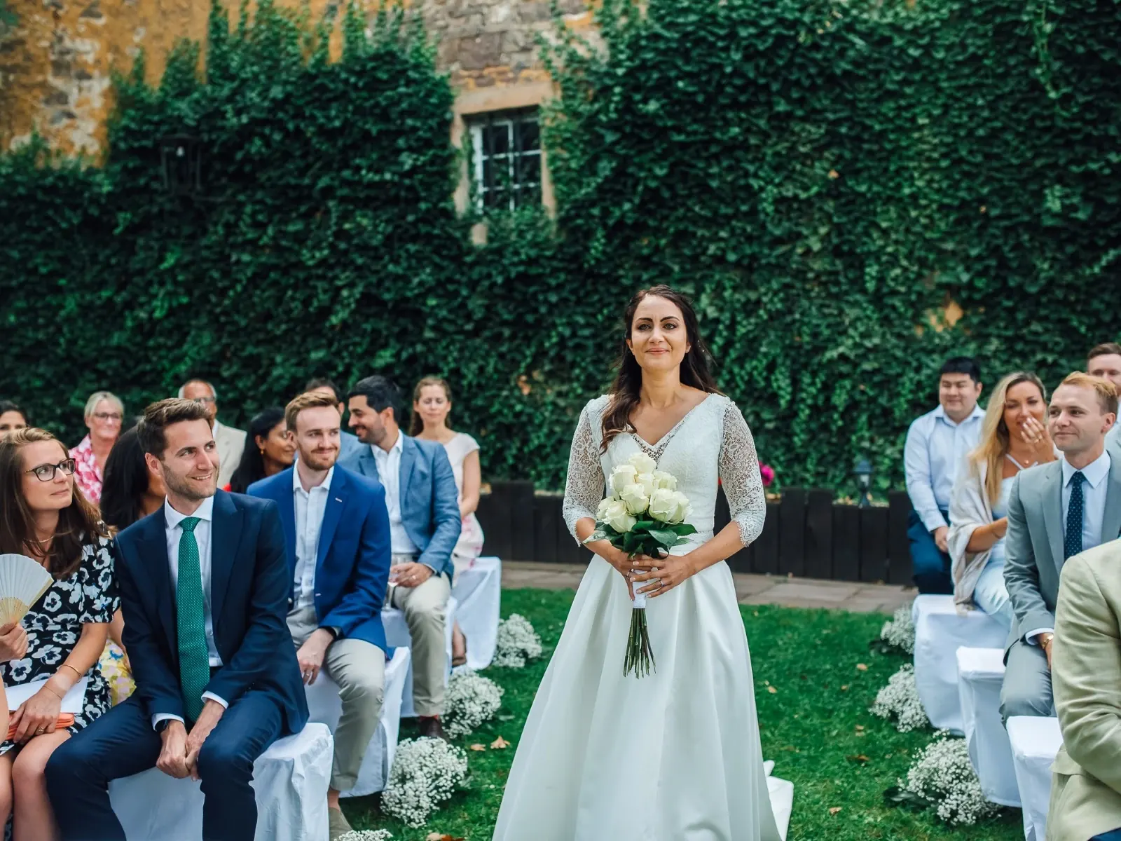 Braut mit Strauß — emotionaler Moment vor der Trauung Sababurg