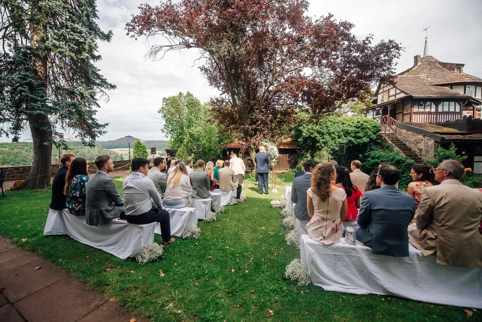 Totale der freien Trauung — Gäste und Brautpaar am Traubogen Sababurg