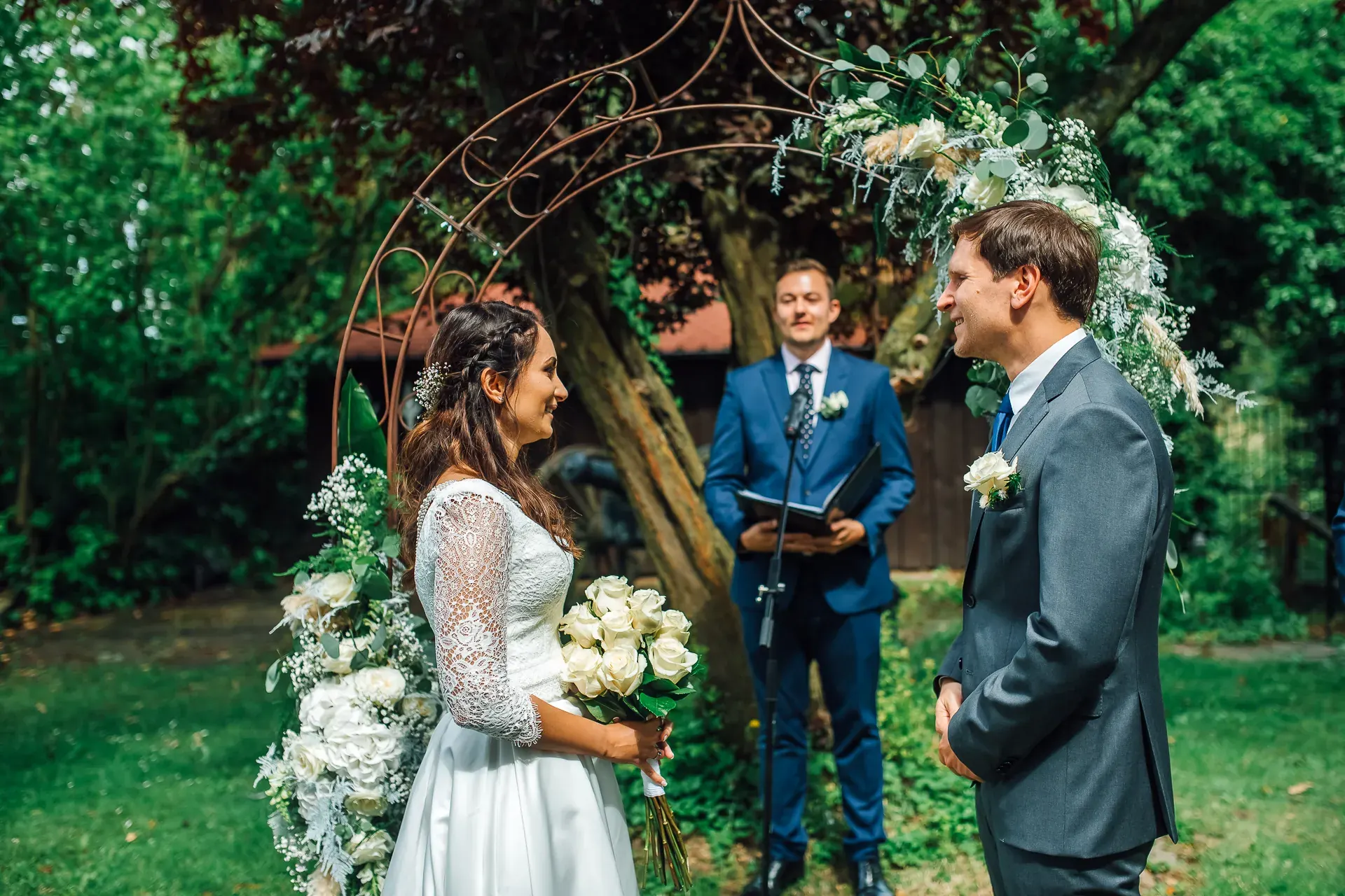 Emotionaler Moment bei der Zeremonie — Hochzeitsreportage Sababurg
