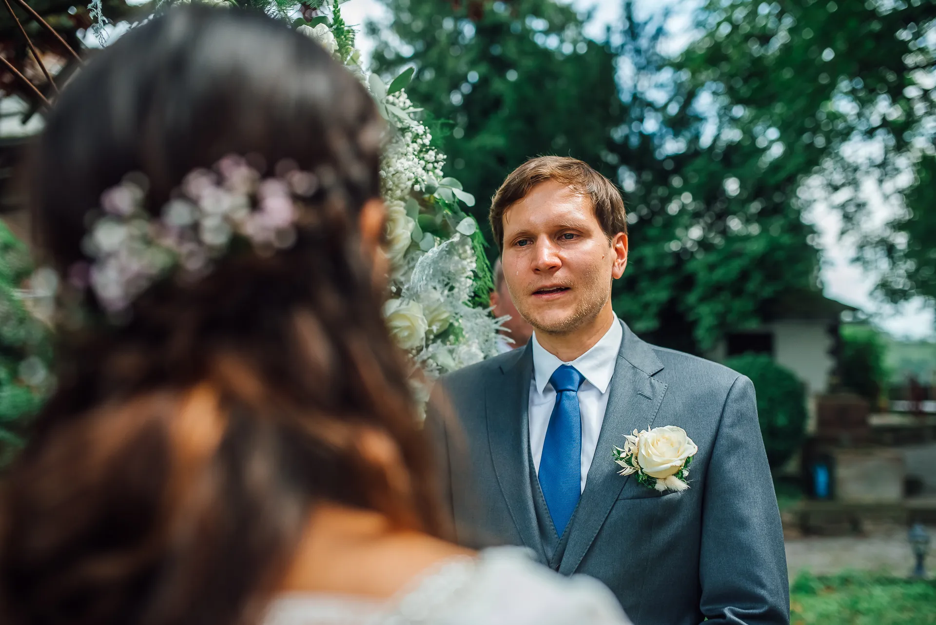 Erster Kuss als Ehepaar — Hochzeit Sababurg