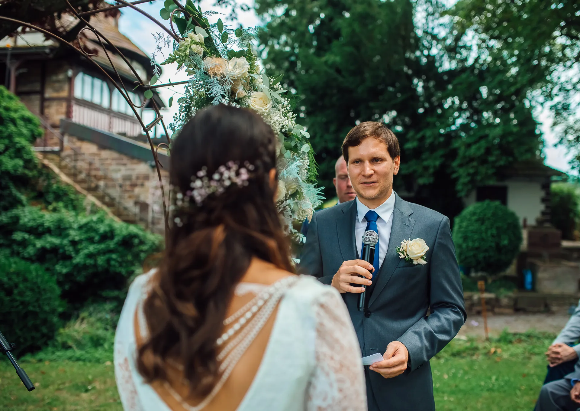 Gäste applaudieren — freie Trauung Dornröschenschloss