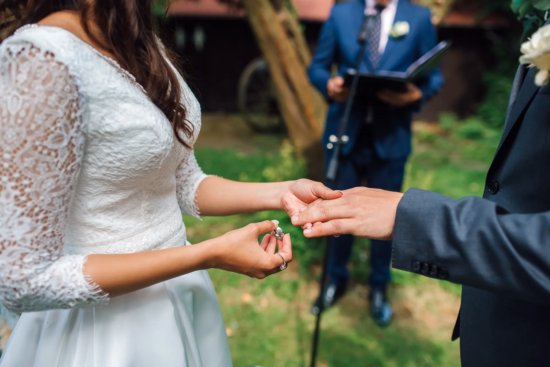 Umarmung nach der Trauung — Hochzeitsreportage Sababurg