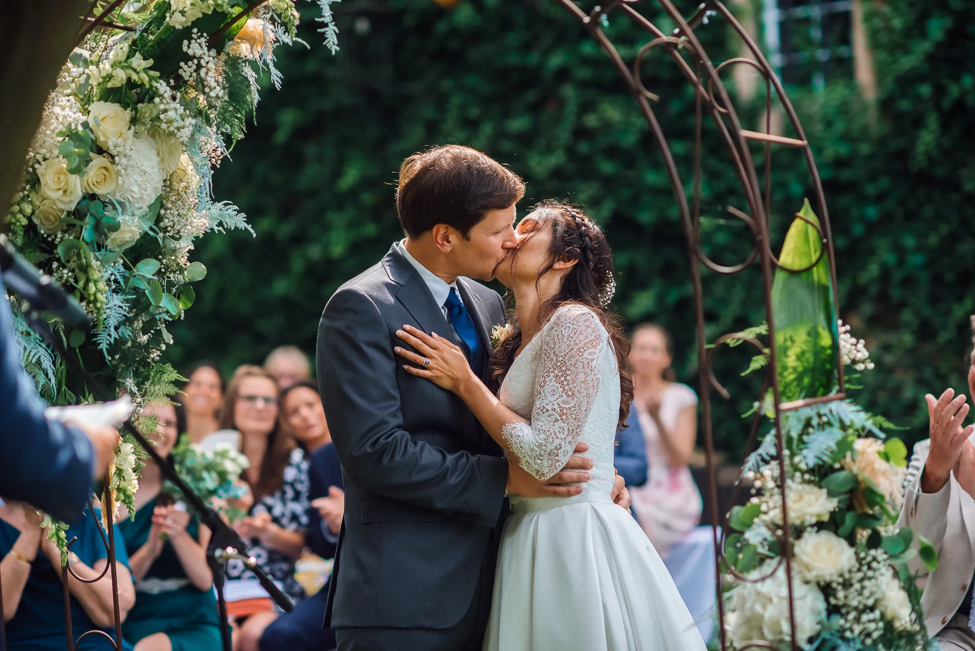 Sektempfang im Schlossgarten — Hochzeit Sababurg