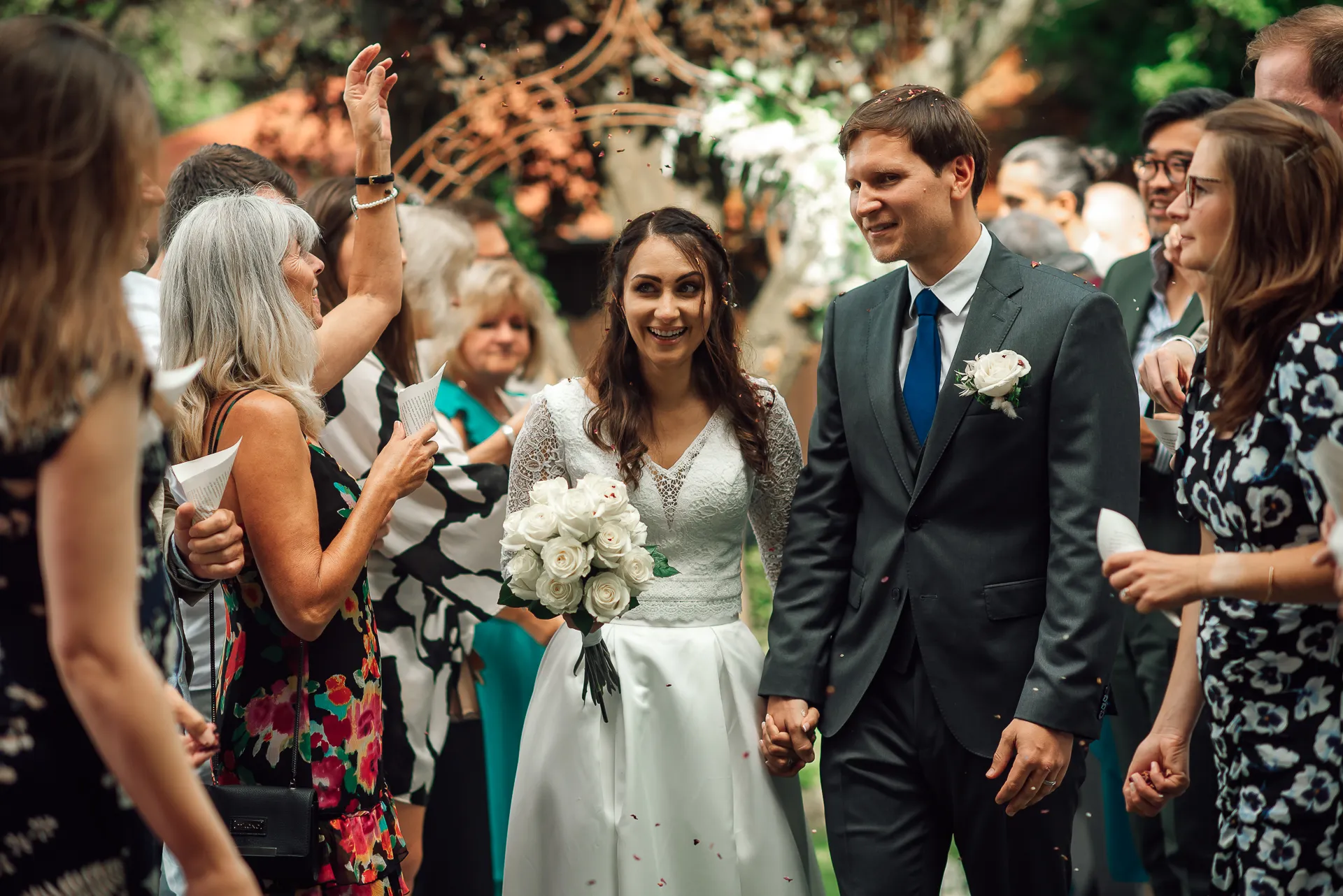 Blumenregen für das Brautpaar — Dornröschenschloss