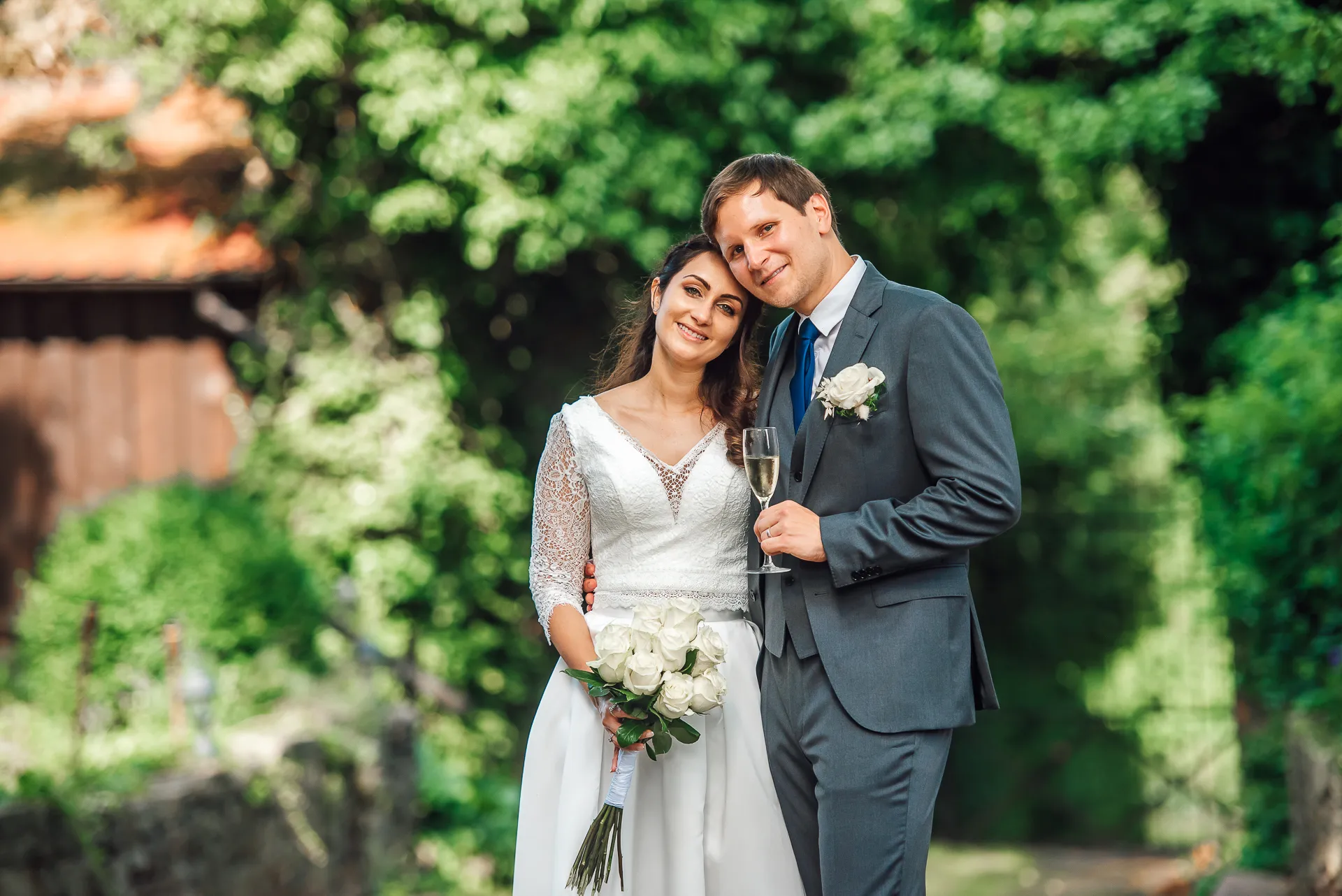 Brautpaar-Shooting im Reinhardswald — goldenes Licht zwischen alten Bäumen