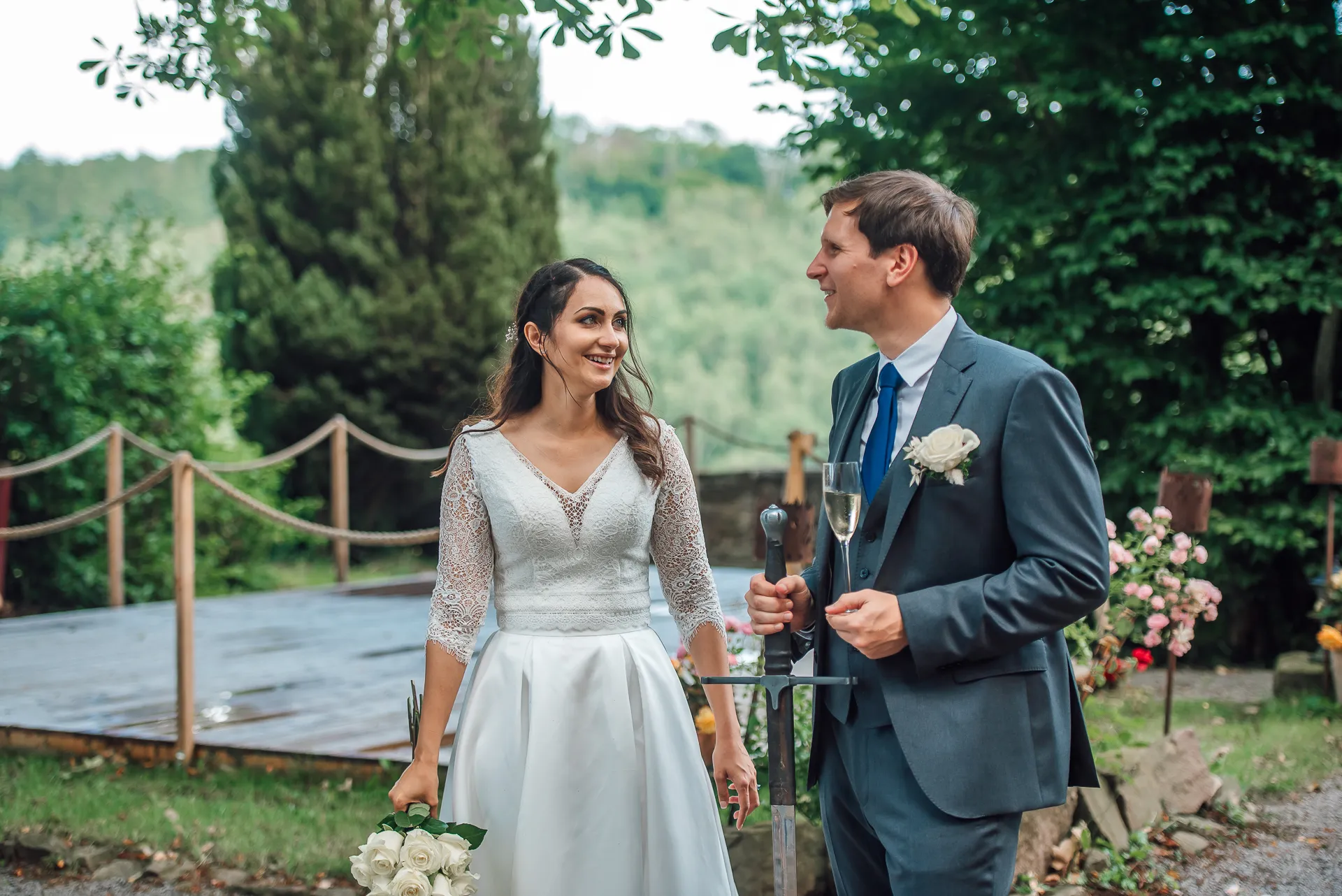 Romantischer Spaziergang — Brautpaar im Reinhardswald